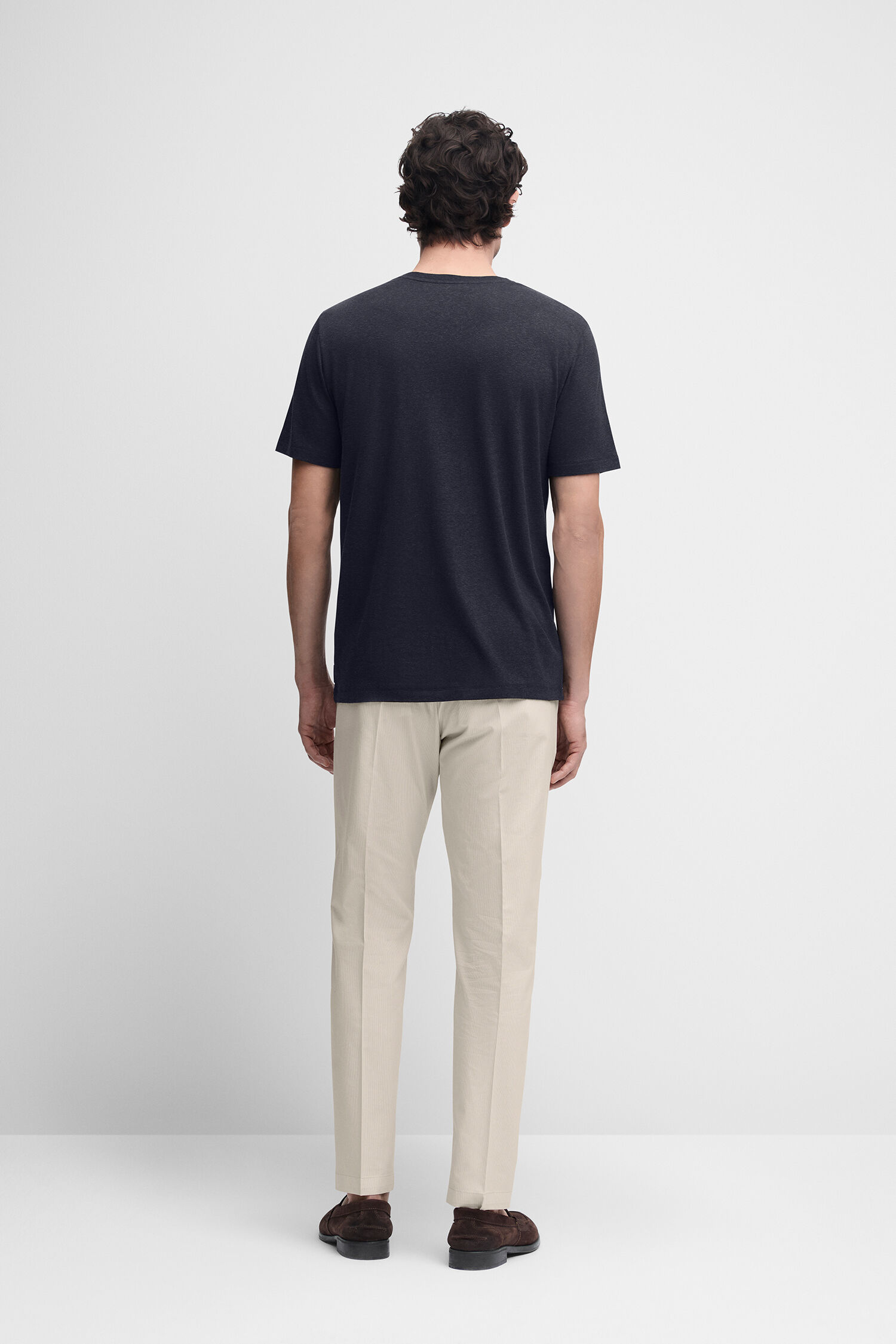 T-shirt, Person, Stehend, Hosen, Mann