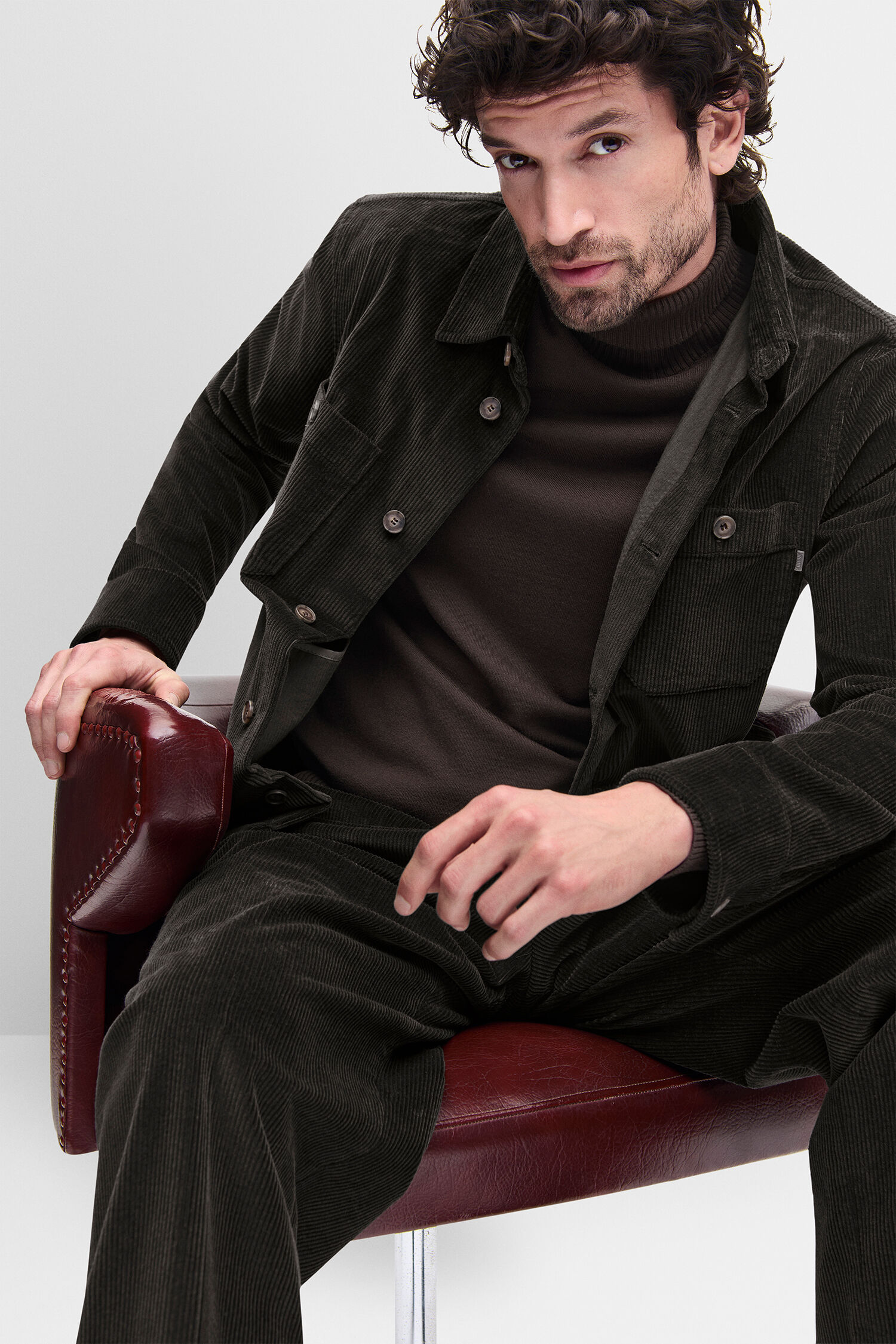 Kordurö, Korduroy-Jacke, dunkelbraun, Rollkragenpullover, Herren-Outfit