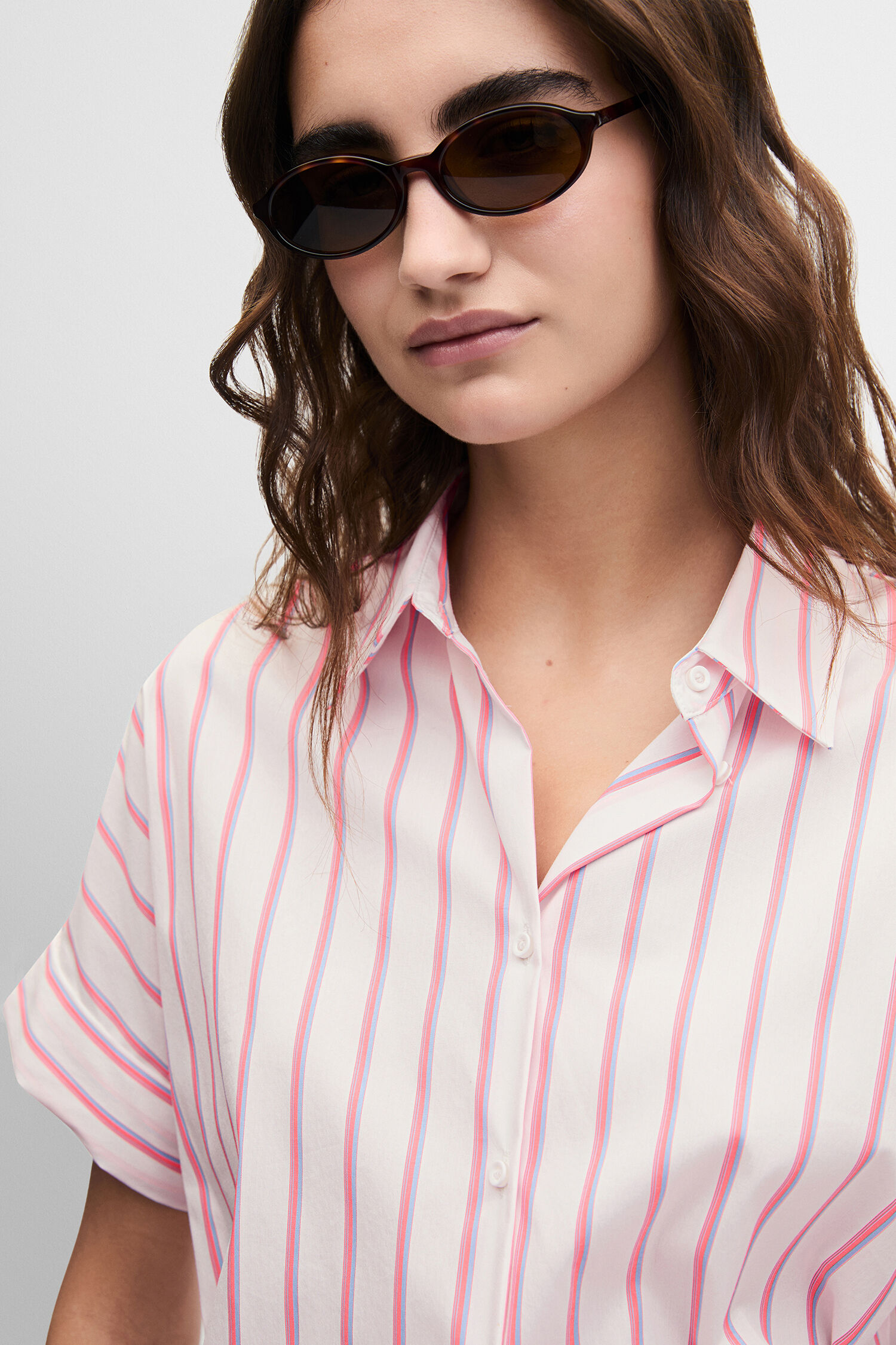 bluse, streifenmuster, kurzarm, knopfleiste, jeans