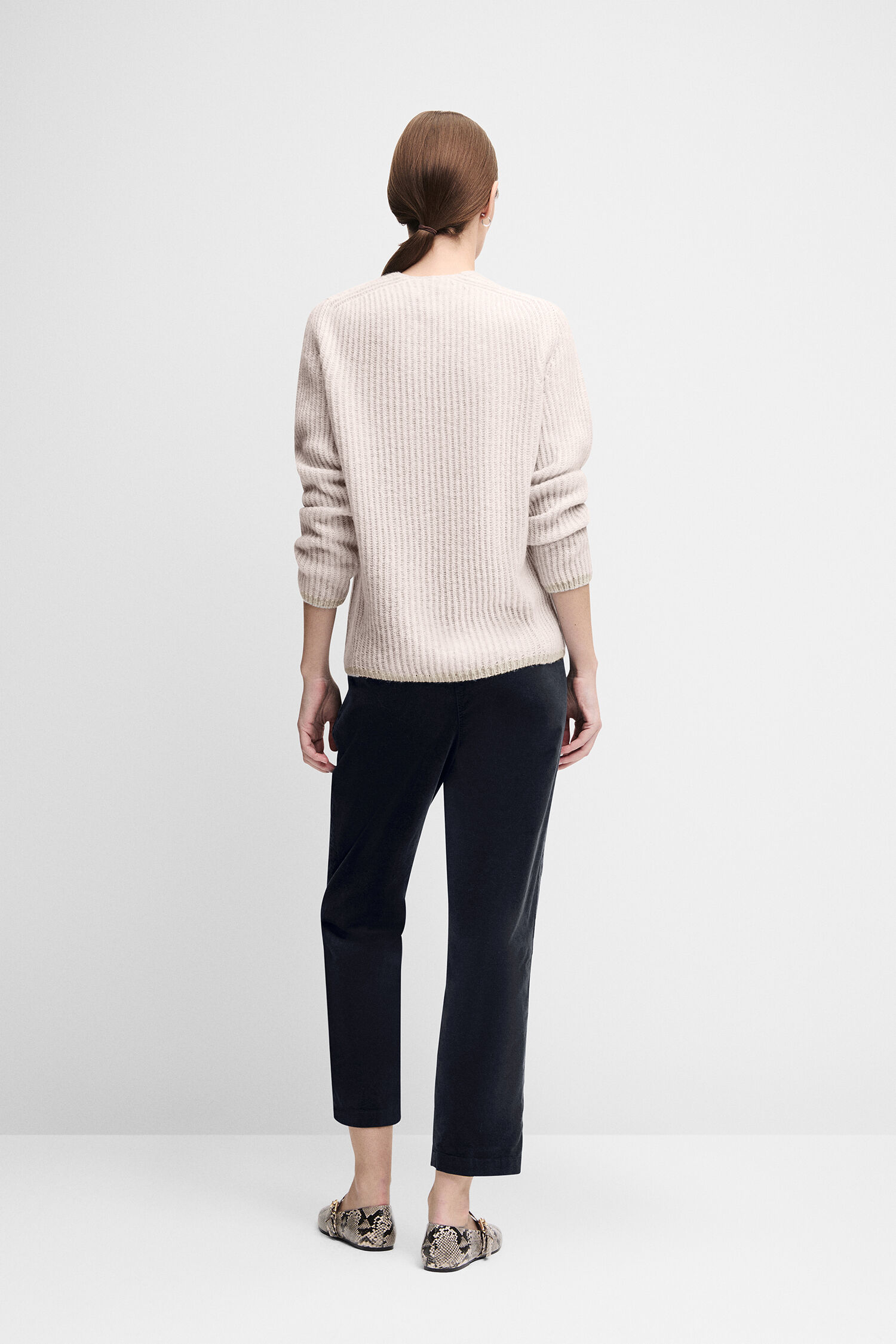 Bekleidung, Strickwaren, Pullover, Hosen, Person
