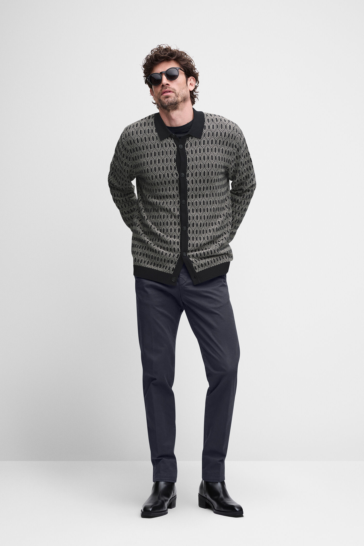 Cardigan,  Muster Cardigan,  lange Ärmel,  dunkle Hose,  schwarzer Kragen