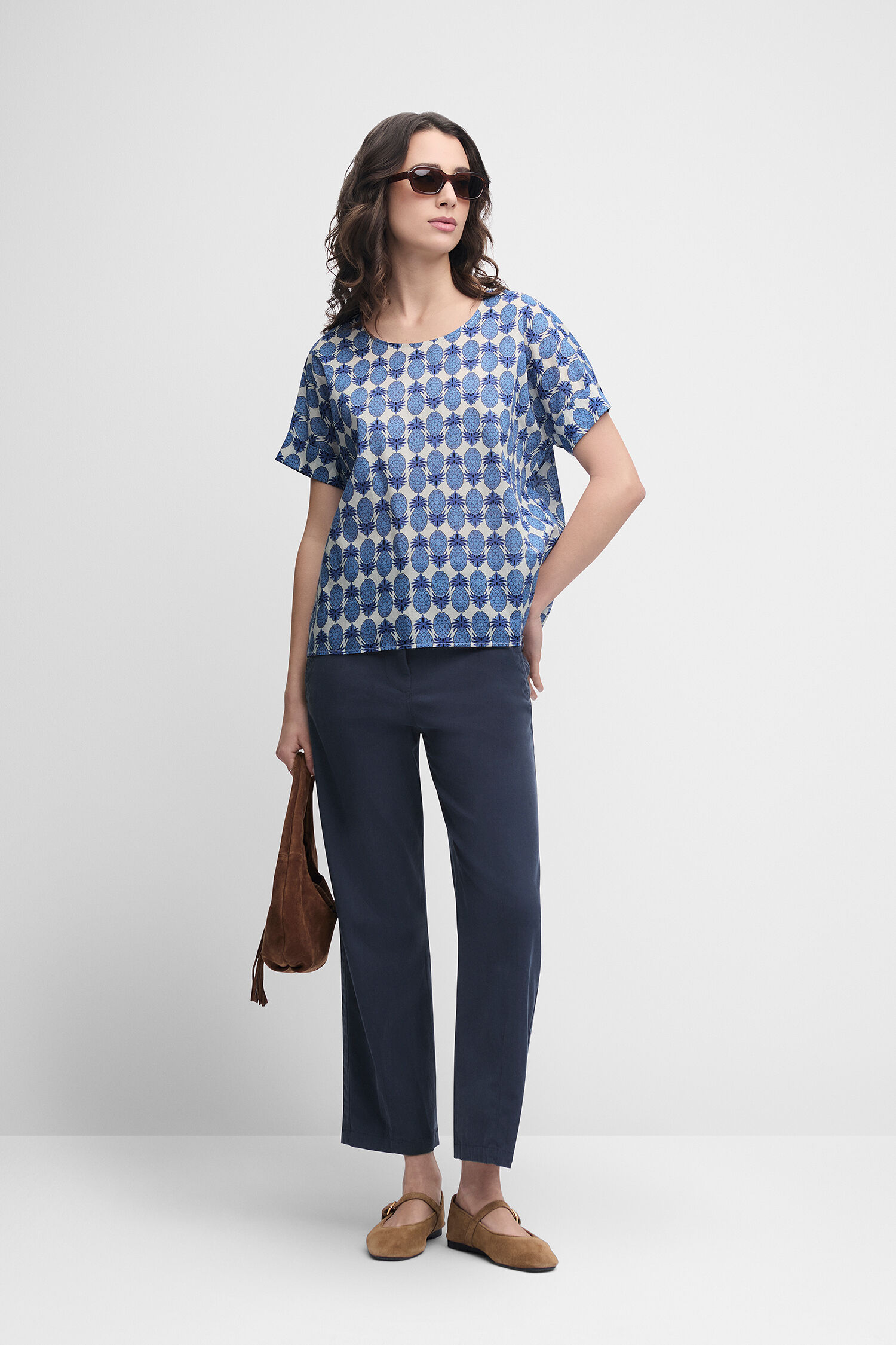 Bluse, Sonnenbrille, Erwachsener, Person, Frau