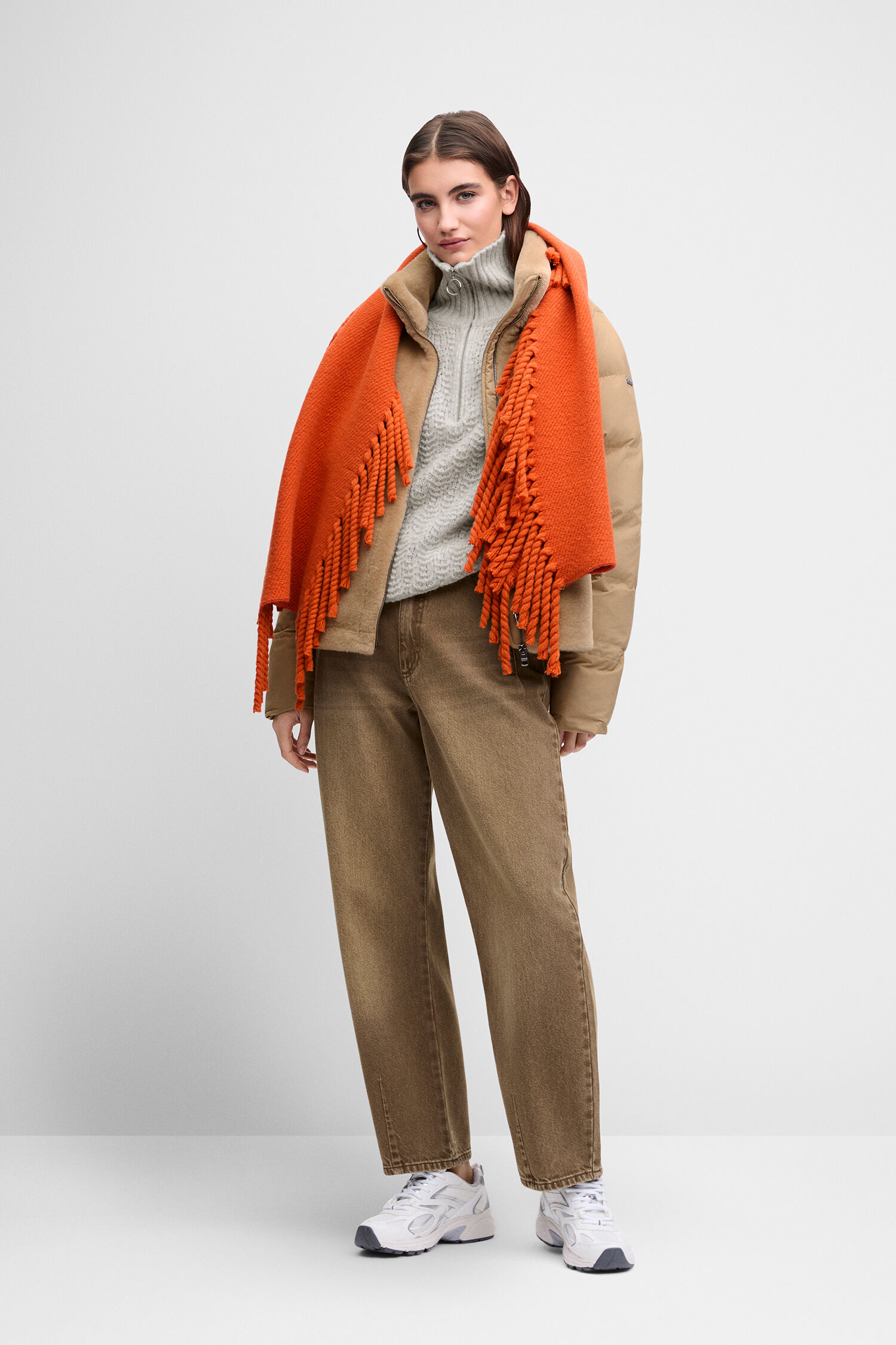Mantel, Orange Schal, Wollpullover, Hose braun, Sneaker