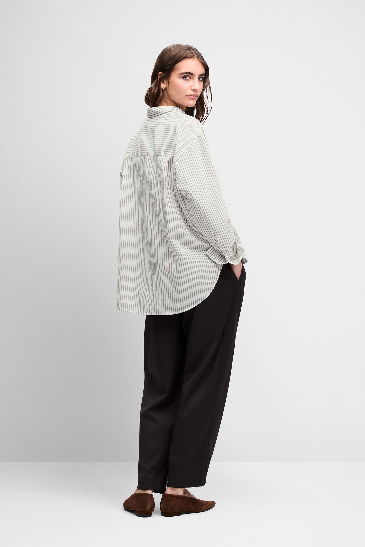 oversized shirt, gestreiftes Hemd, lange Ärmel, Halsbandkragen?, Strukturierte Streifen