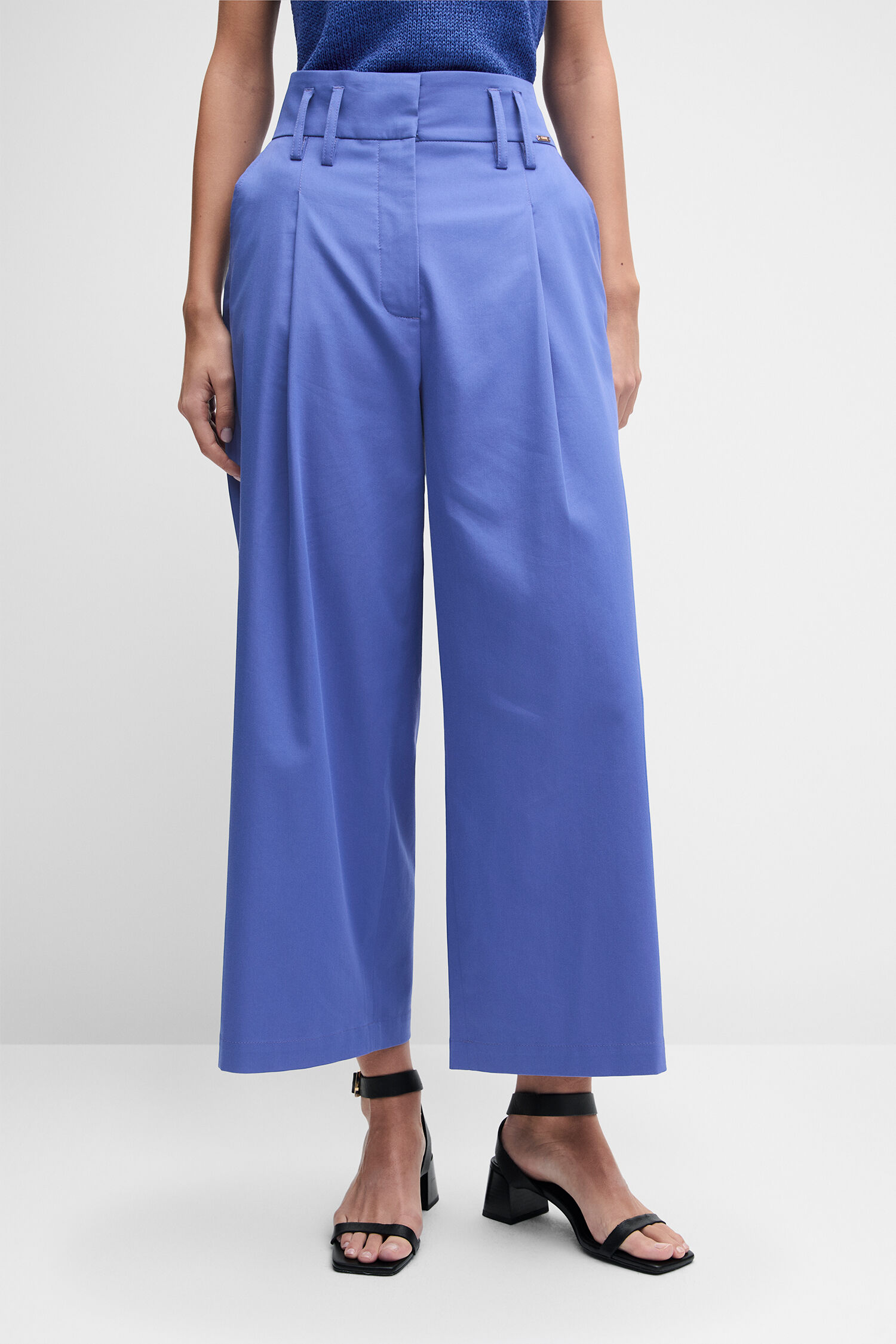 blaues top, tanktop, weite hose, sonnenbrille, sandalen