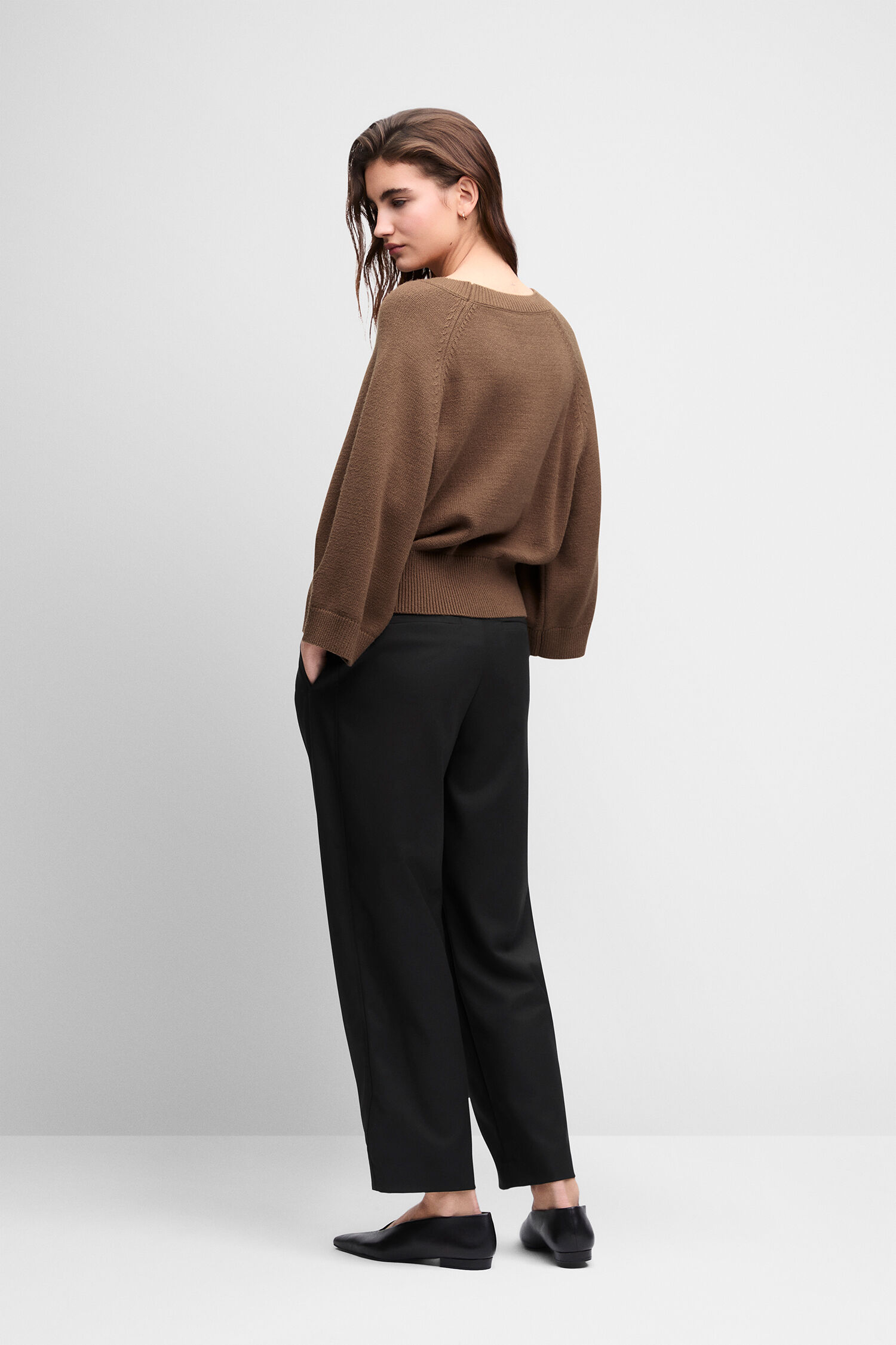 brauner Pullover, kurzer Pullover, Raglanärmel, Strickoberteil, schwarze Hose