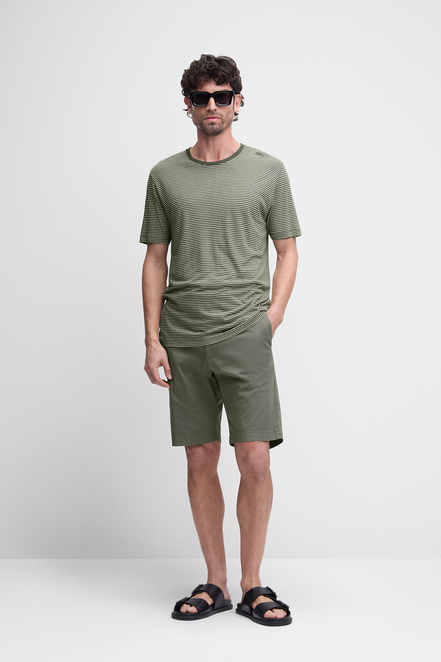 Kurze Hose, Sandale, Erwachsener, Mann, Person - oliv