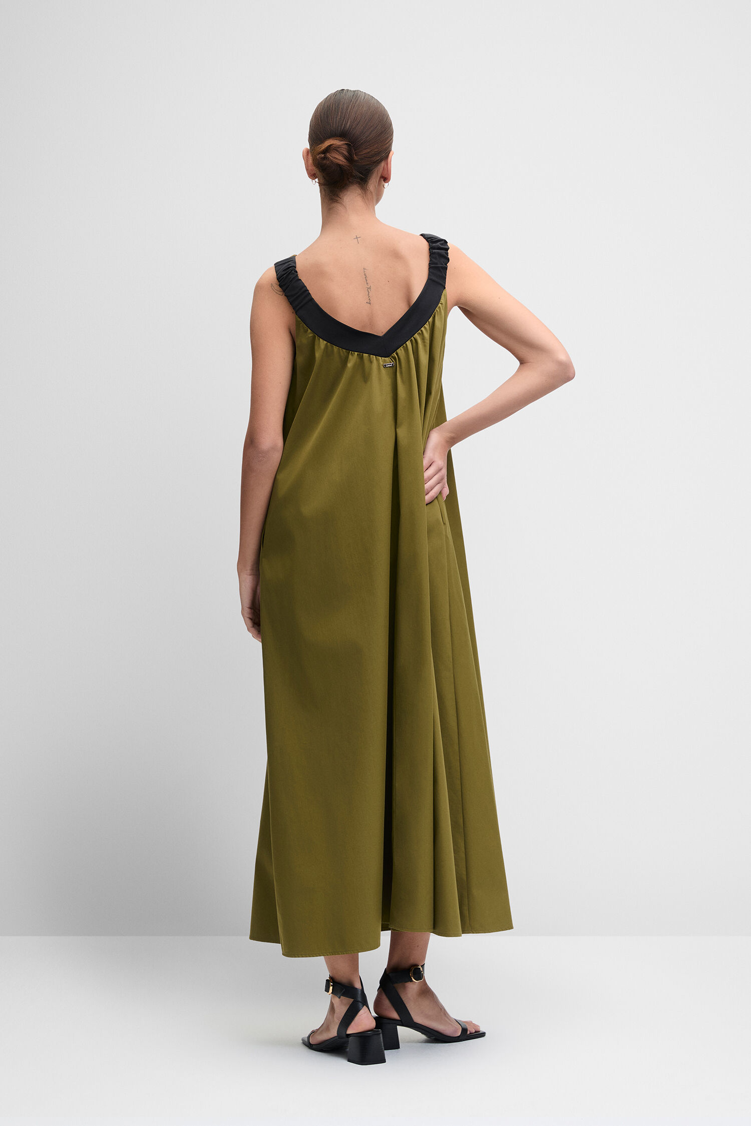 Sommerkleid, Ärmelloses Kleid, Olive Grün, Maxi Kleid, Weißer Hintergrund