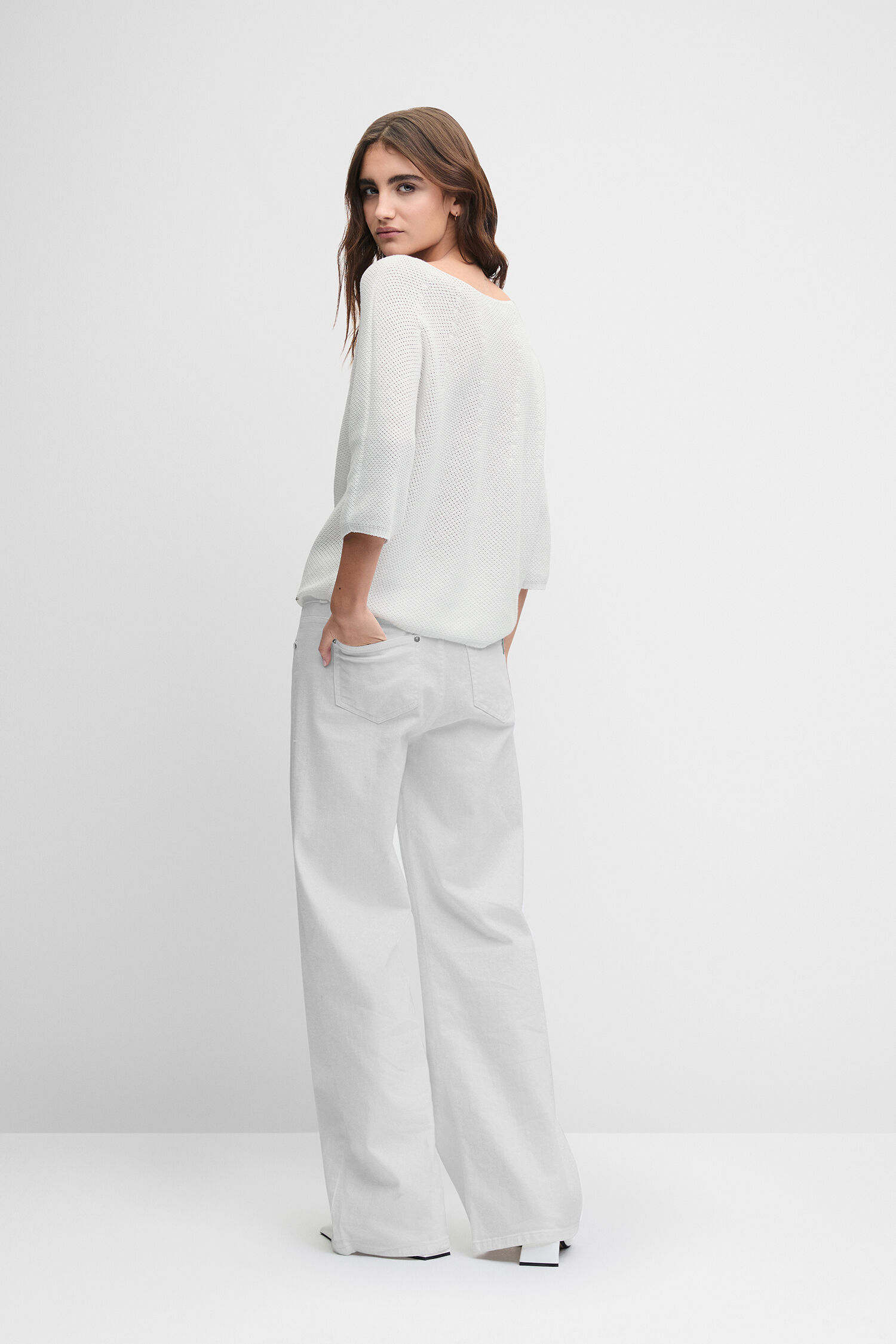 Weißes Oberteil, Weite Hose, Gedeckte Farben, Schal/Jacke in Arm, Leinenlook?