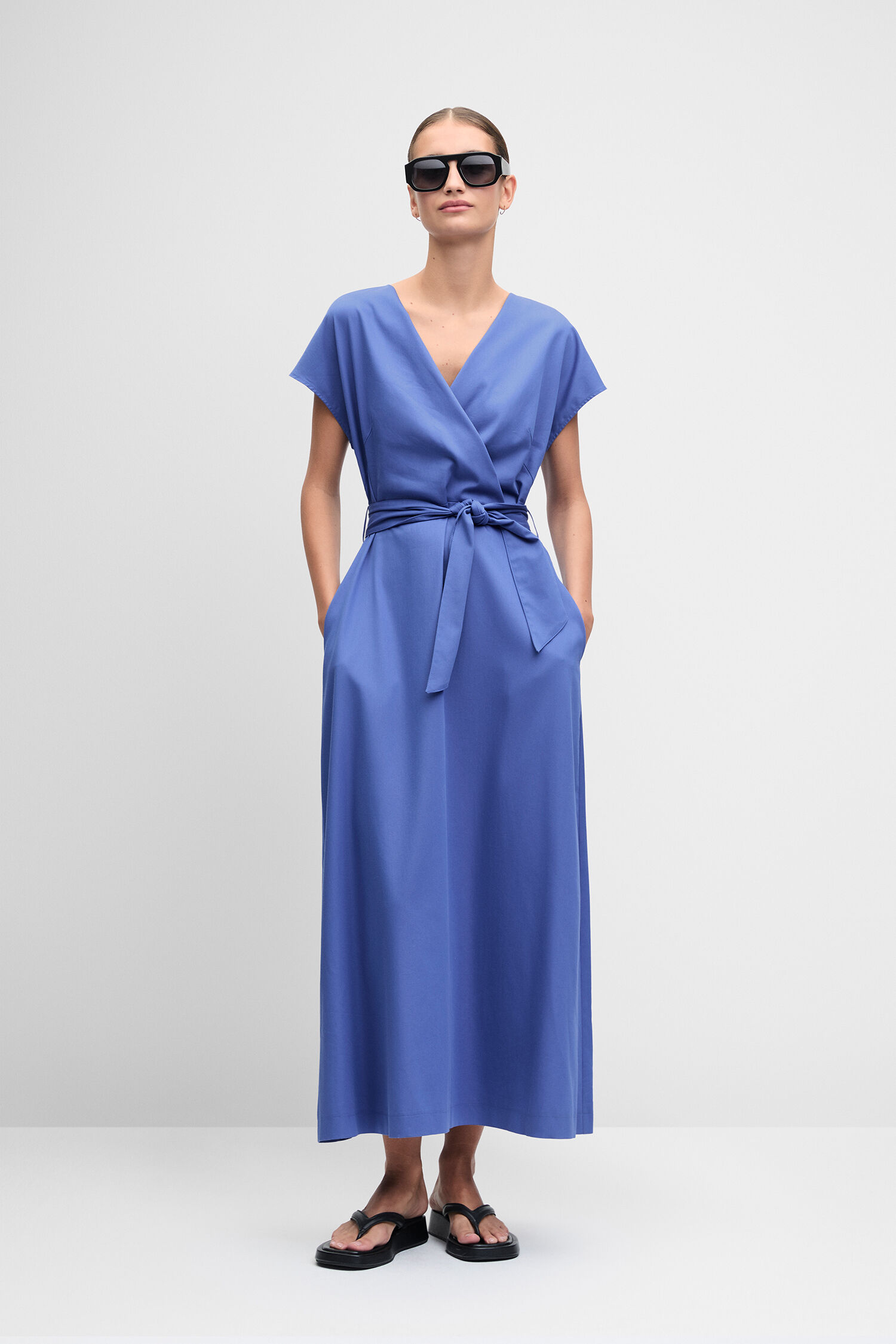 Kleid, Midikleid, V-Ausschnitt, Gürtel, Sandalen