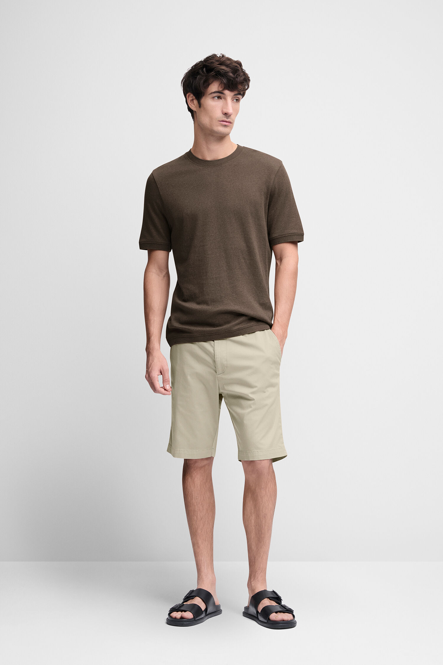 Bekleidung, Kurze Hosen, Sandale, T-shirt, Person