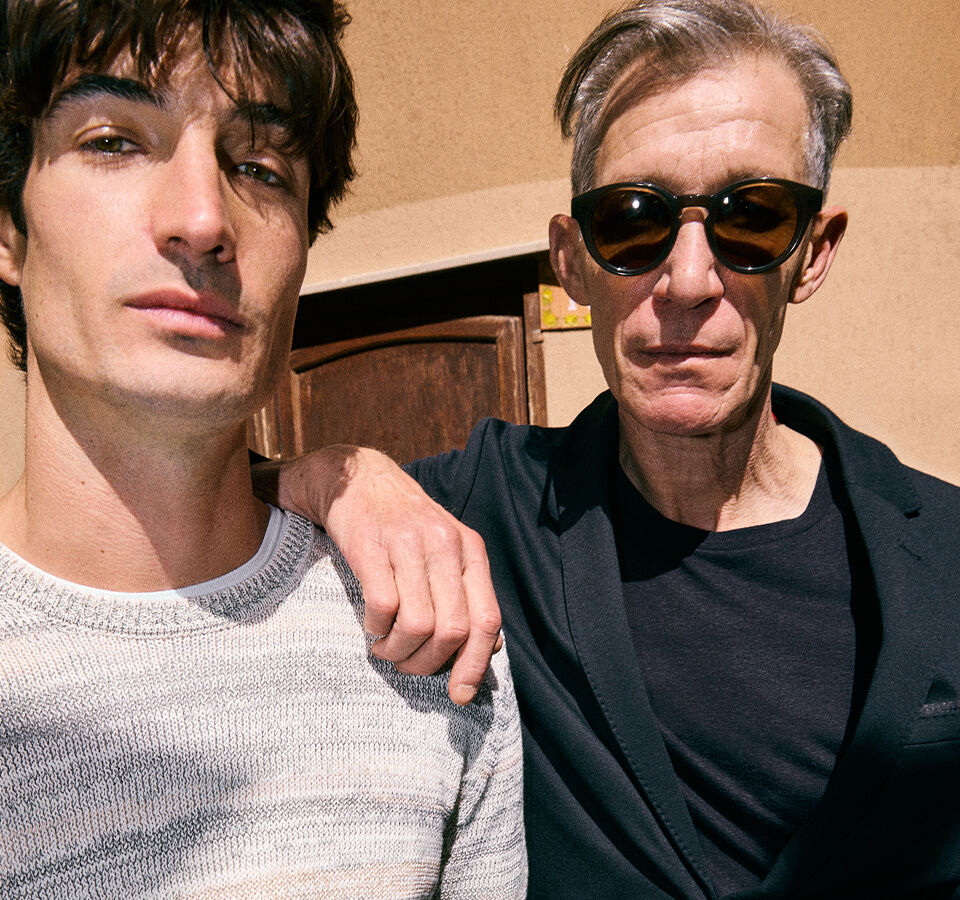 two men, sonnenbrillen, schwarze jacke, Strickpullover, Outdoor-Umgebung