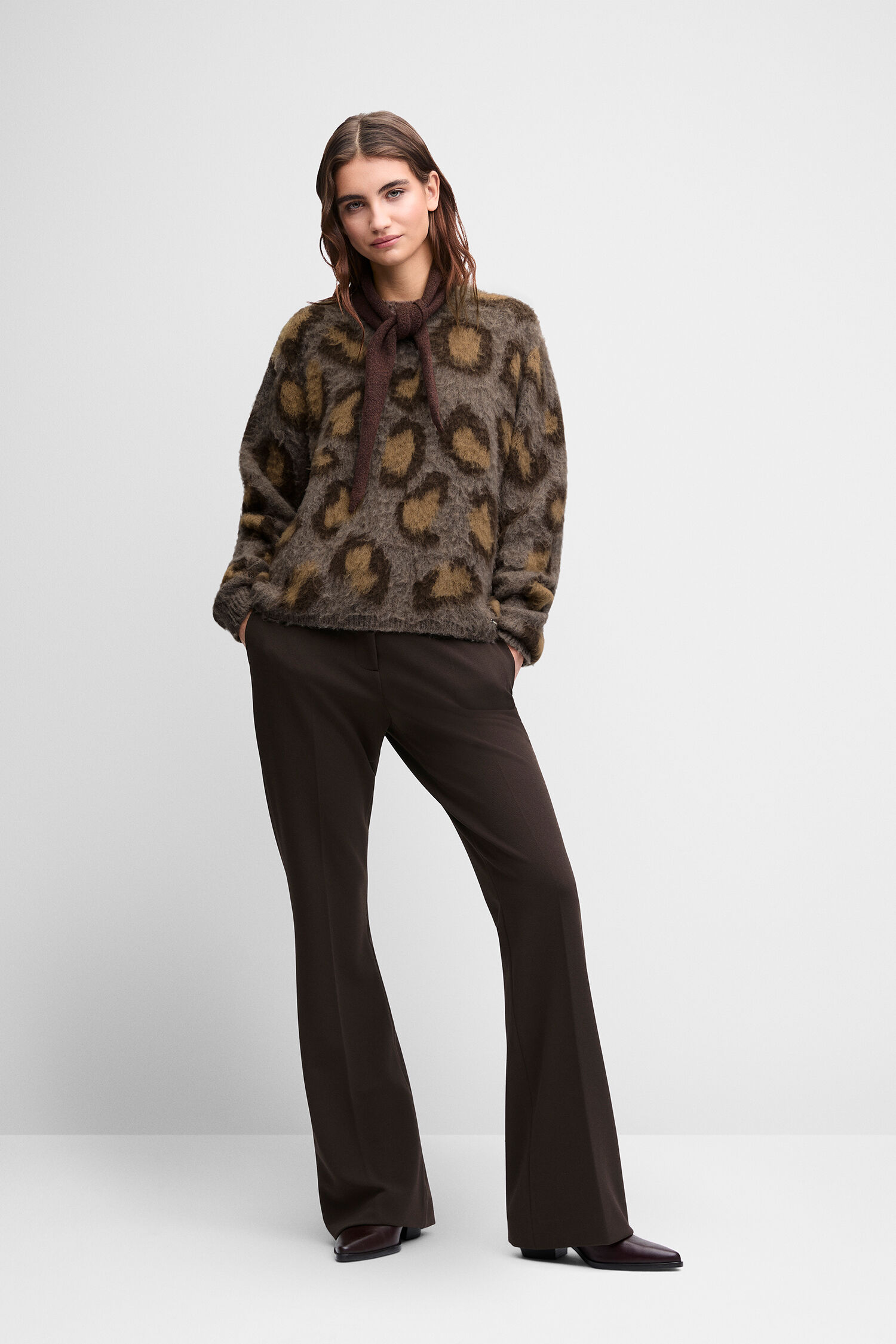 Laufsteg-Top, Leo-Print, Felloptik, Pullover, braune Hosen