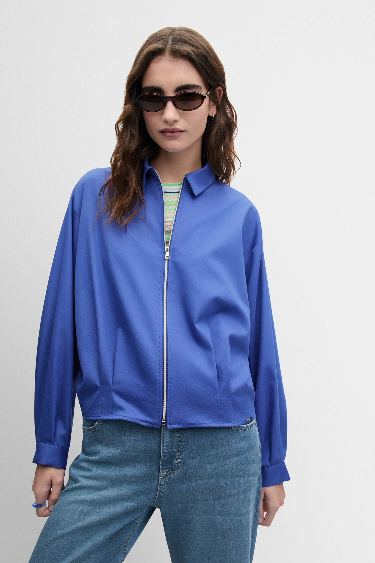 blaujacke, Reißverschlussjacke, casualouterwear, Langeärmel, Jeansjeans?