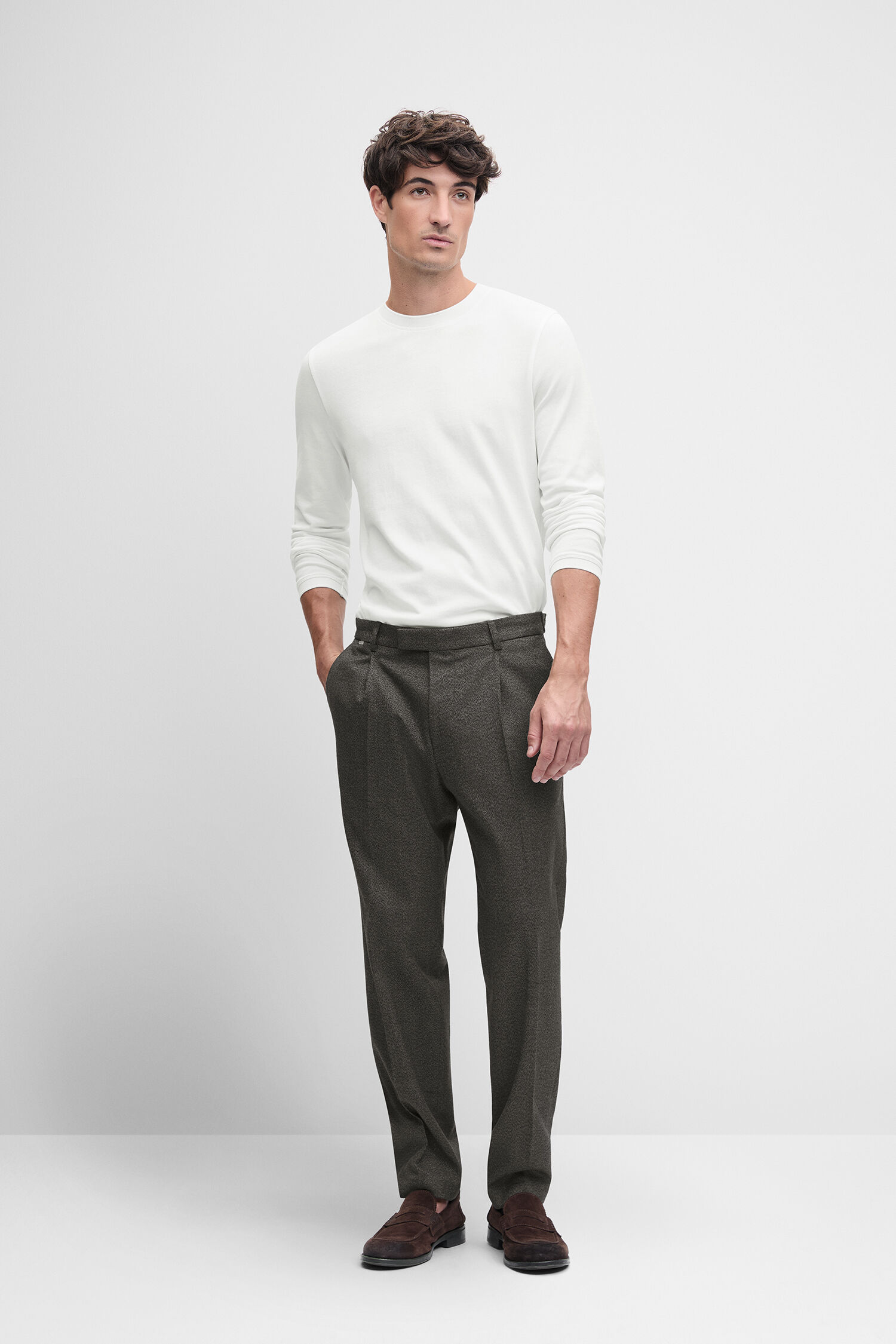 Weißes Langarmshirt, Herrenpullover, Klassische Hose, Baumwollgemisch, Loafers - dunkelbraun