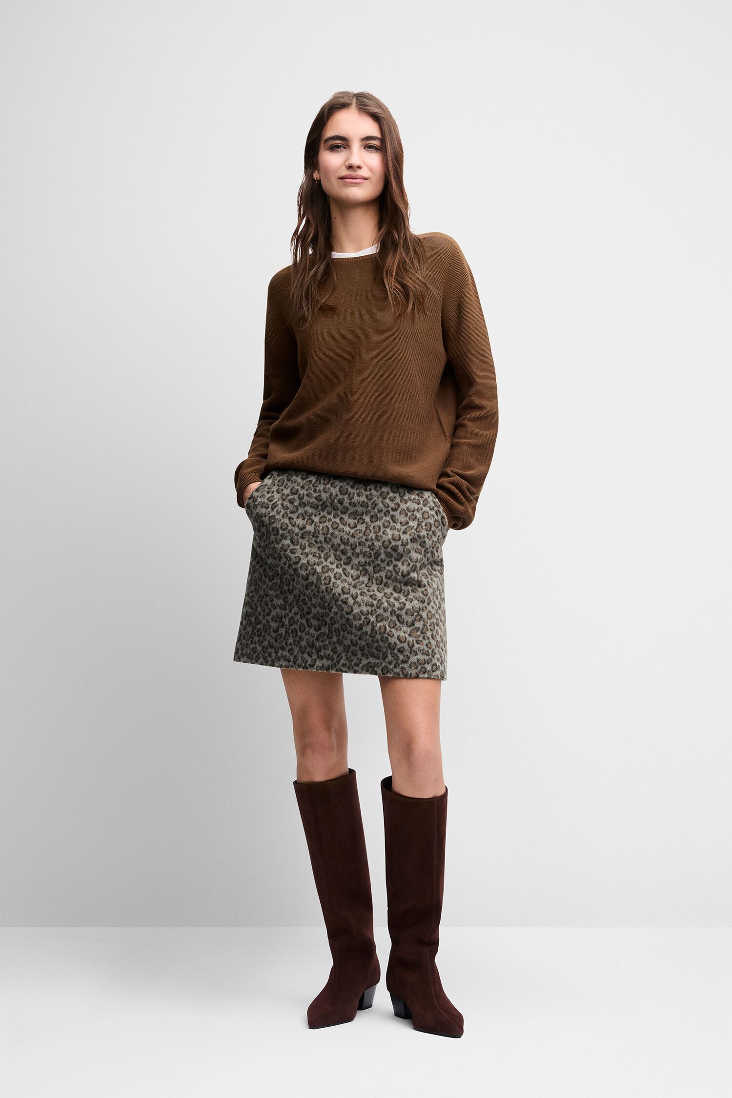brauner Pullover, Leopardenrock, Knöchelhohe Stiefel, lässiges Outfit, Minirock