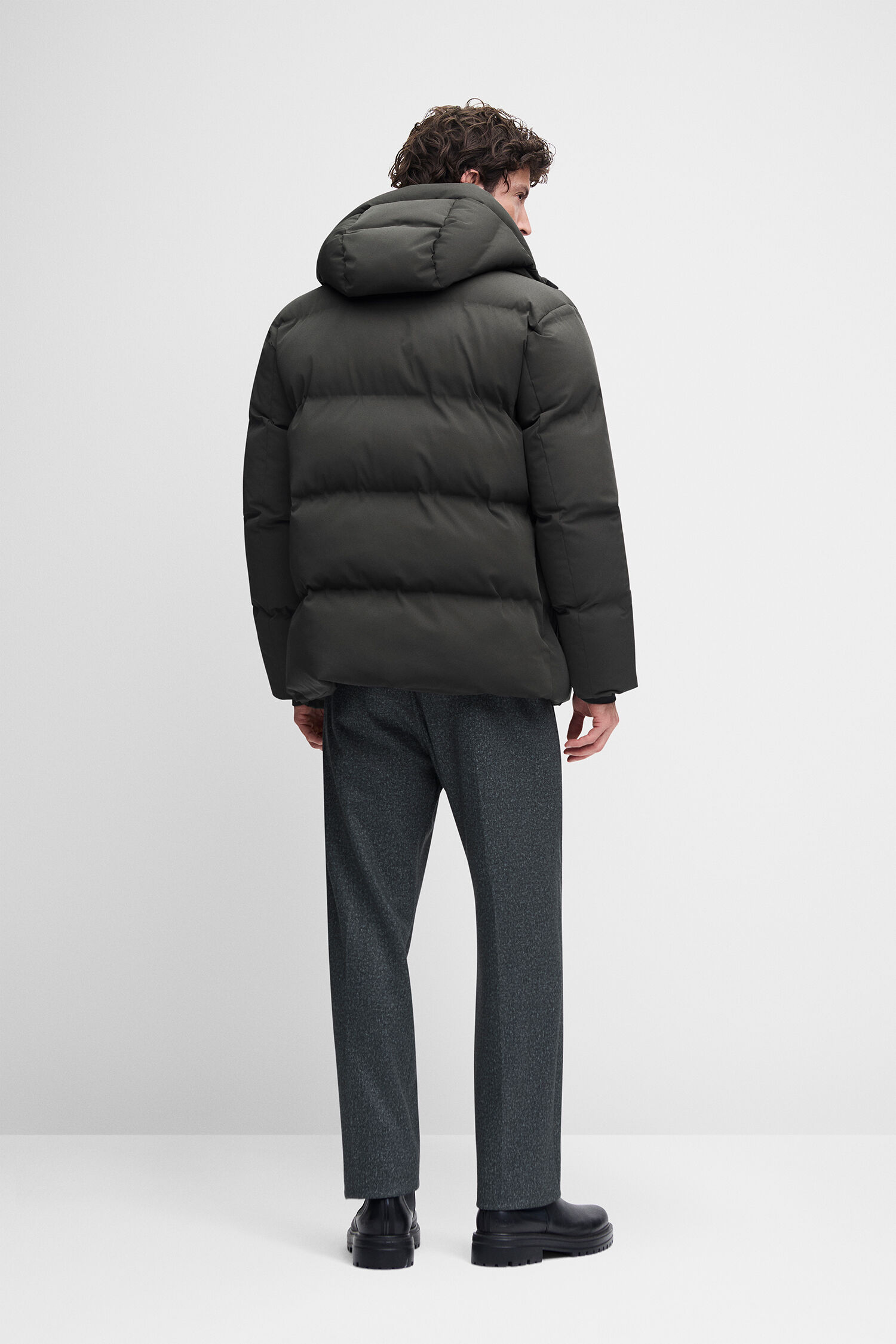 Pufferjacke, mit Kapuze, dunkelgrün, Daunenfüllung, enge Hose