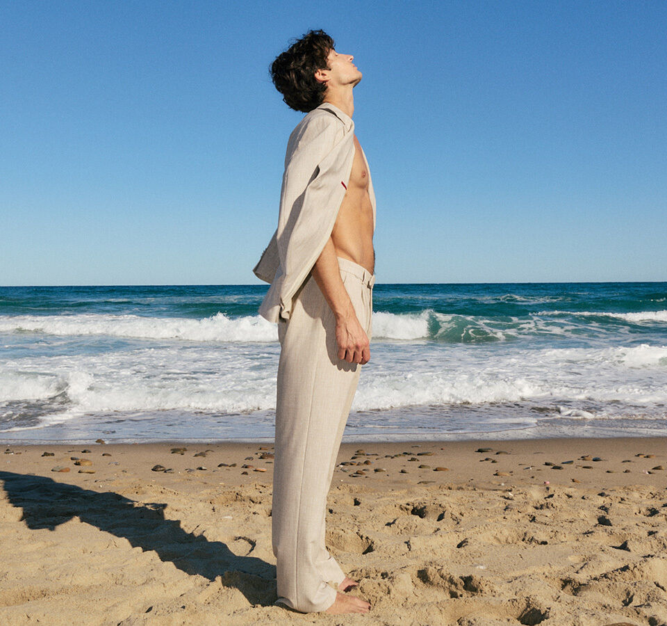 Strand, Mann, Leinenanzug, neutrale Farbe, Sommeroutfit