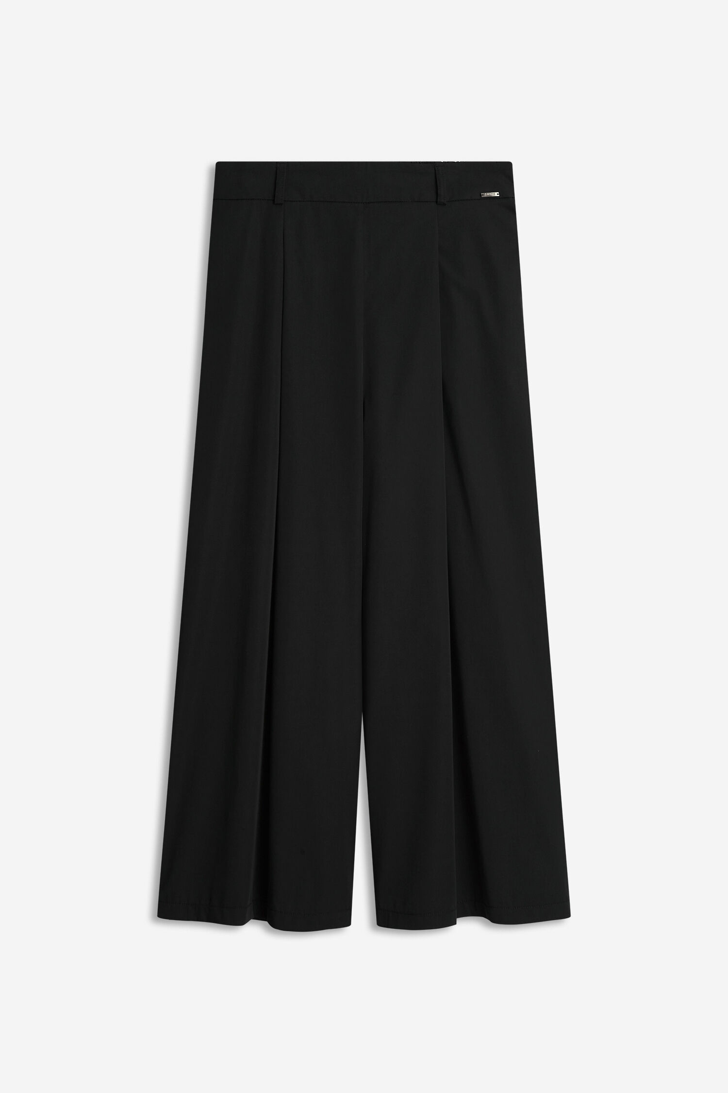 schwarze Bluse, Puffärmel, weite Hose, Sonnenbrille, schwarz auf schwarz
