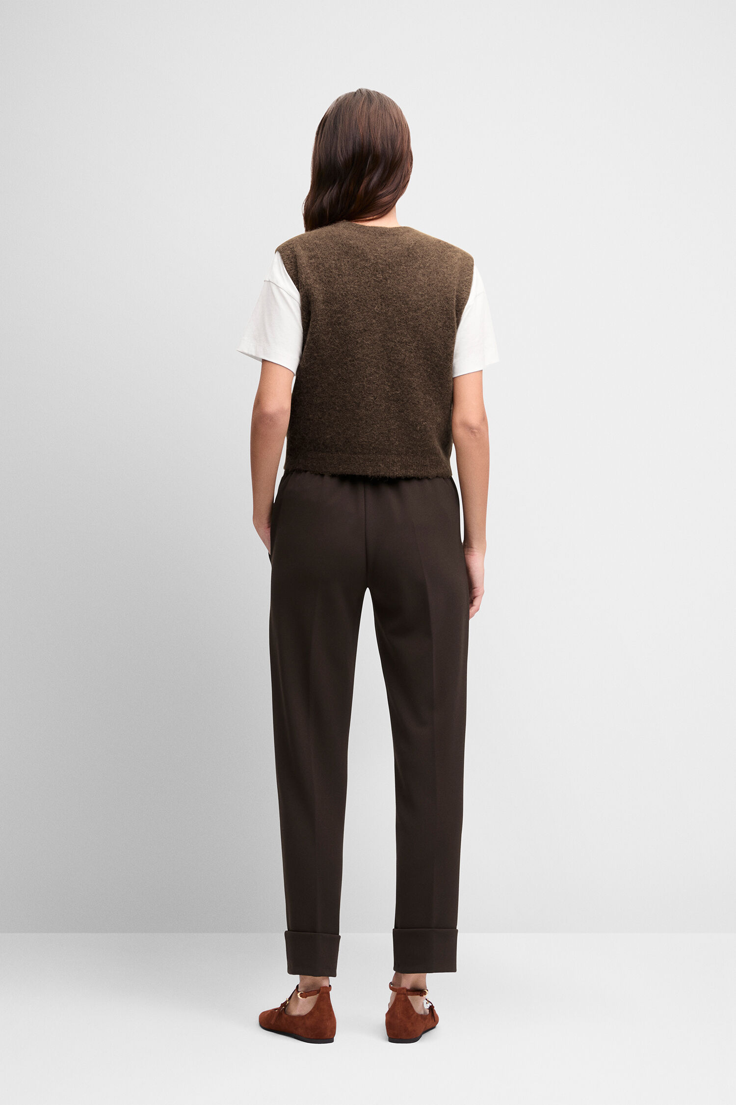 braune Weste, Strickweste, brauner Oberteil, weißes T-Shirt, stabile Hose