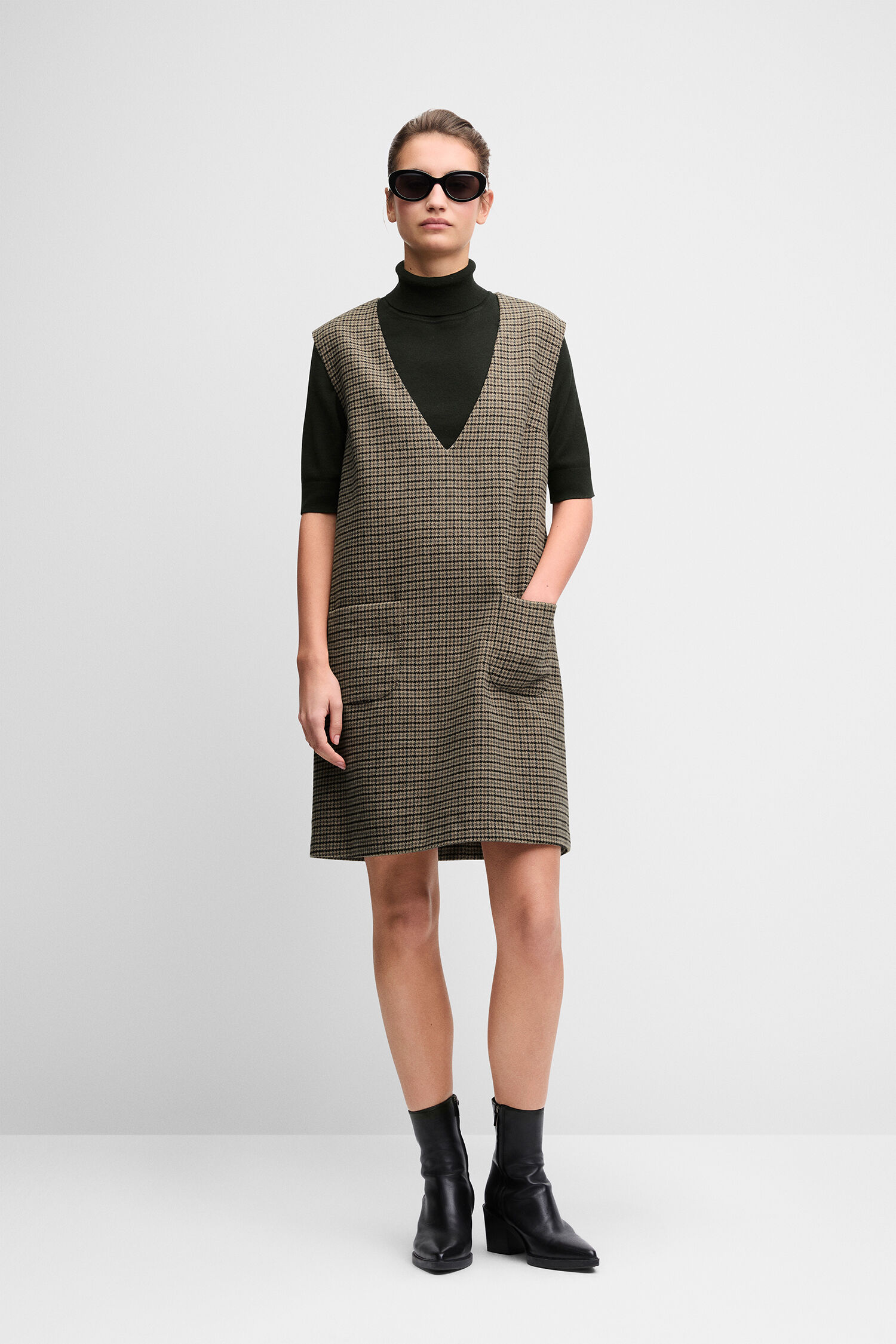Wollkleid, Vestfutter, V-Halsa-Top, Stiefel, Sonnenbrille