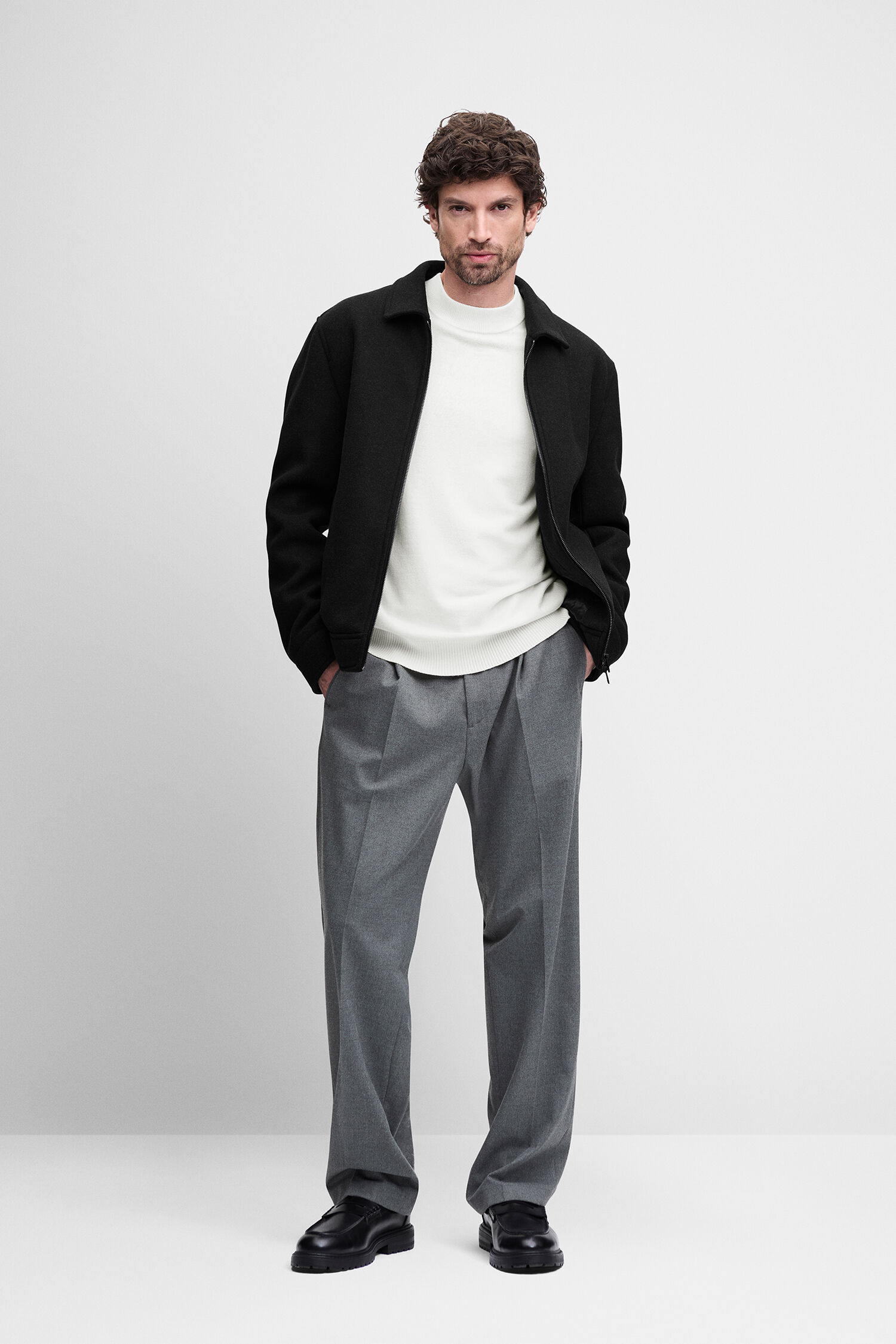 Herrenjacke, Schwarz, Kragenjacke, Weißes Sweatshirt, Graue Bundfaltenhose