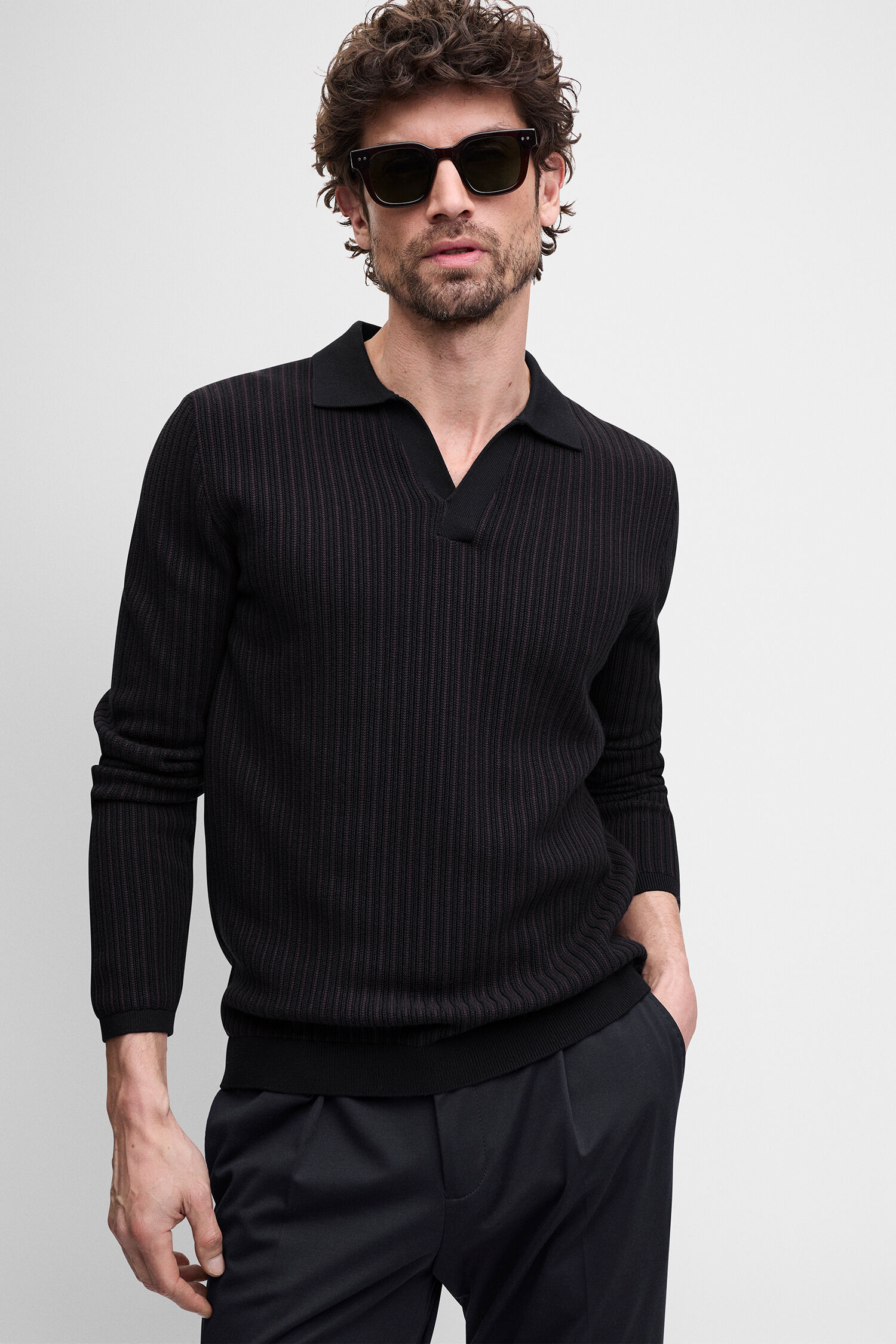 schwarzer polo-Pullover, gerippte Strickware, dunkle Farbe, lange Ärmel, Sonnenbrille