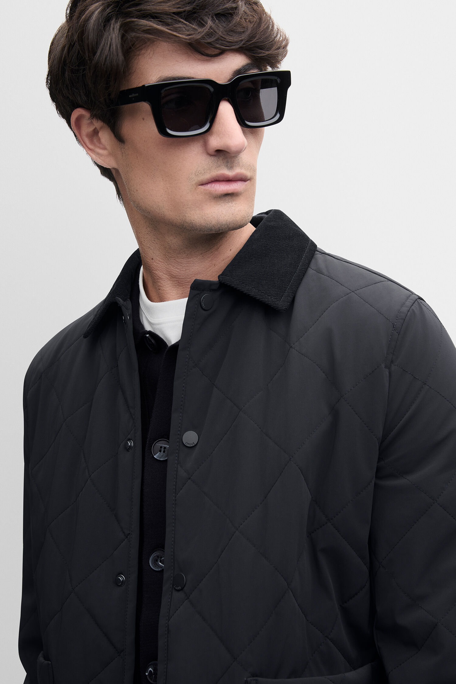 Steppjacke, schwarze Jacke, Herrenoberbekleidung, Jacke mit Kragen, Sonnenbrille