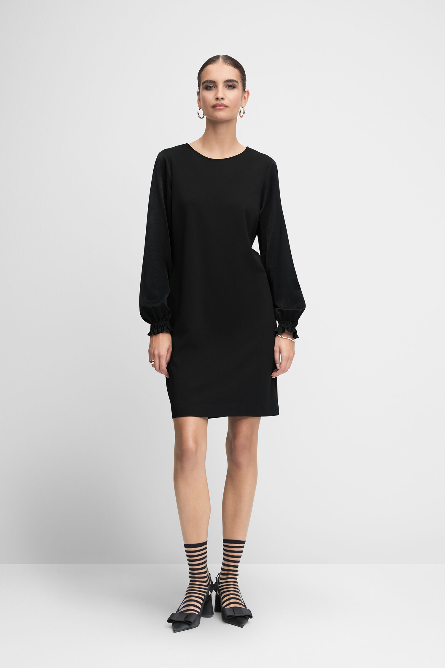 Person, Sitzen, Langarm, Kleid, Frau