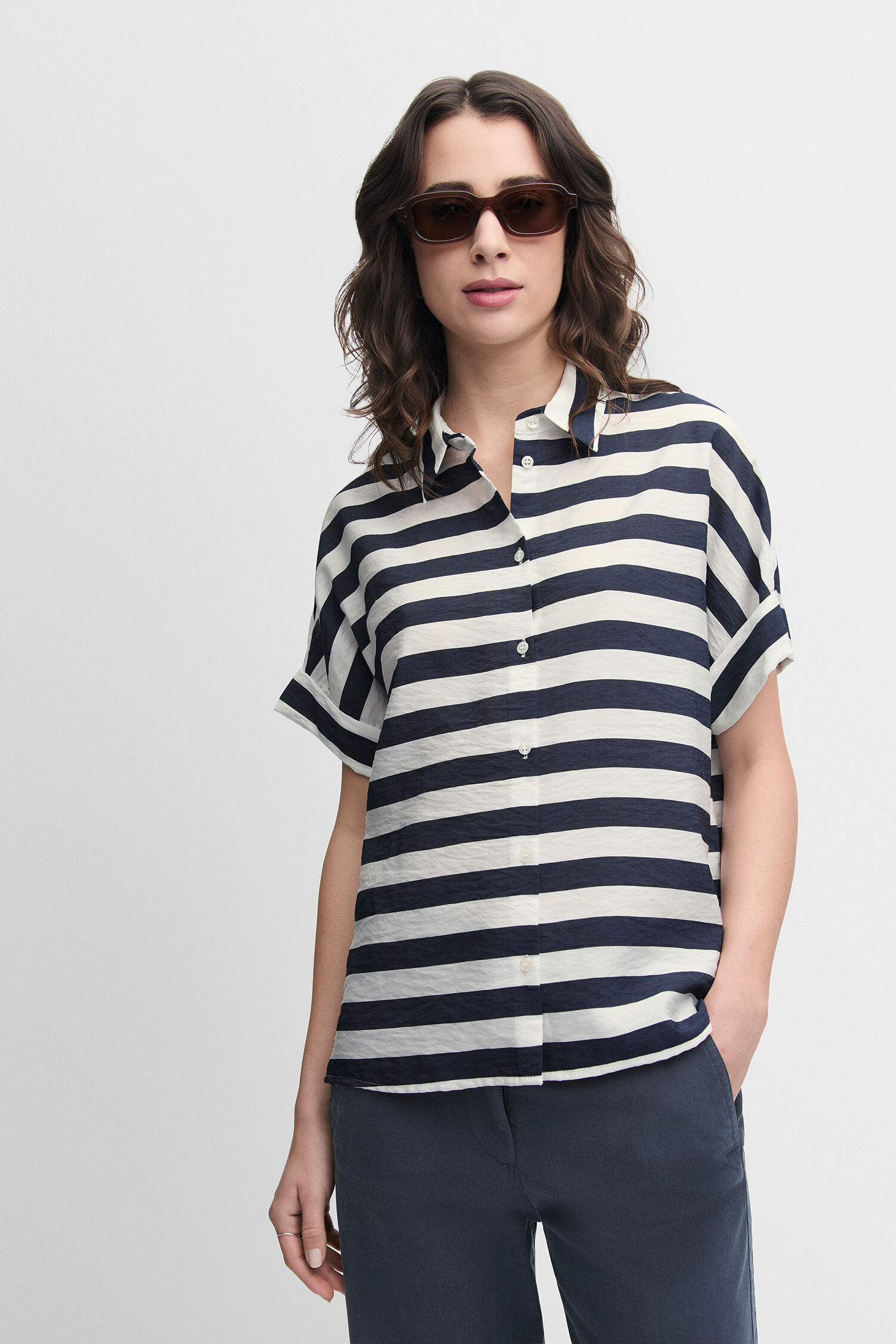 Bluse, Hemd, Sonnenbrille, T-shirt, Person