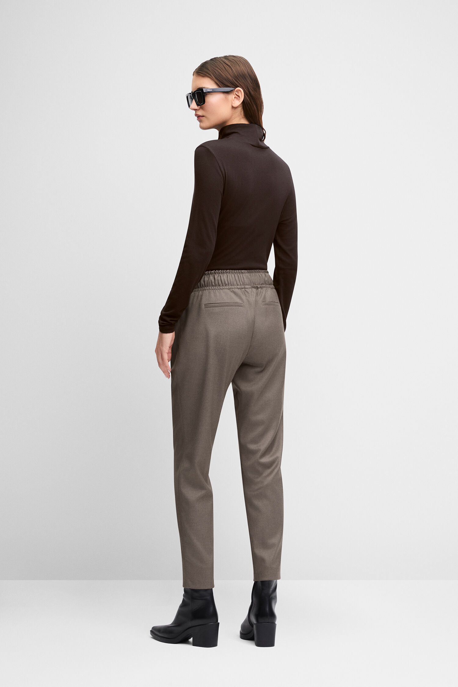 Rollkragen, Langarm, Braun, Hose mit breitem Bund, Stiefel mit Blockabsatz