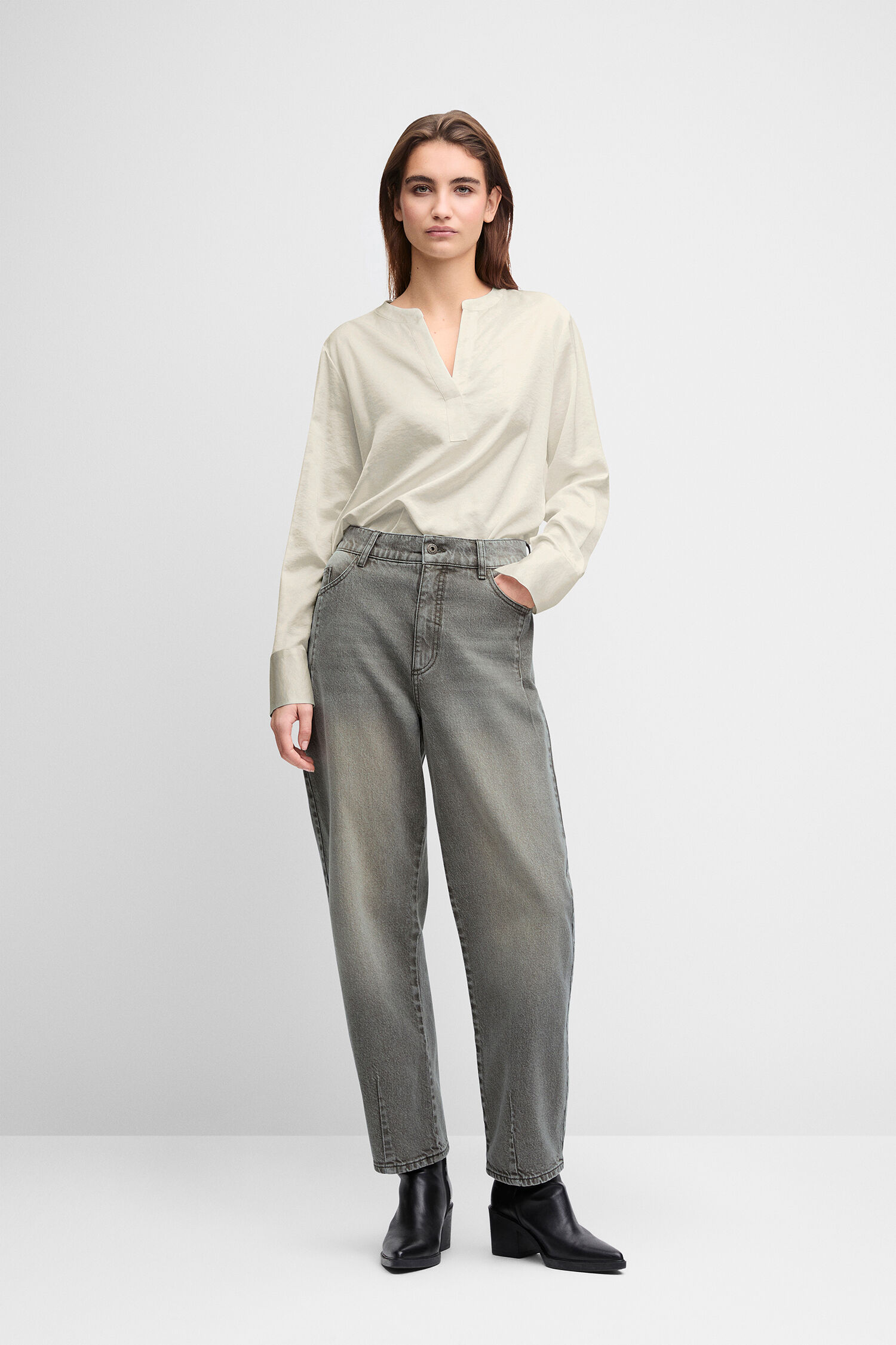 Hemdbluse, Langarm, V-Ausschnitt, Beige, Blusenoberteil, Grau Jeans, High-Waist, Straight Leg, Jeanshose, Stiefeletten, Schwarz