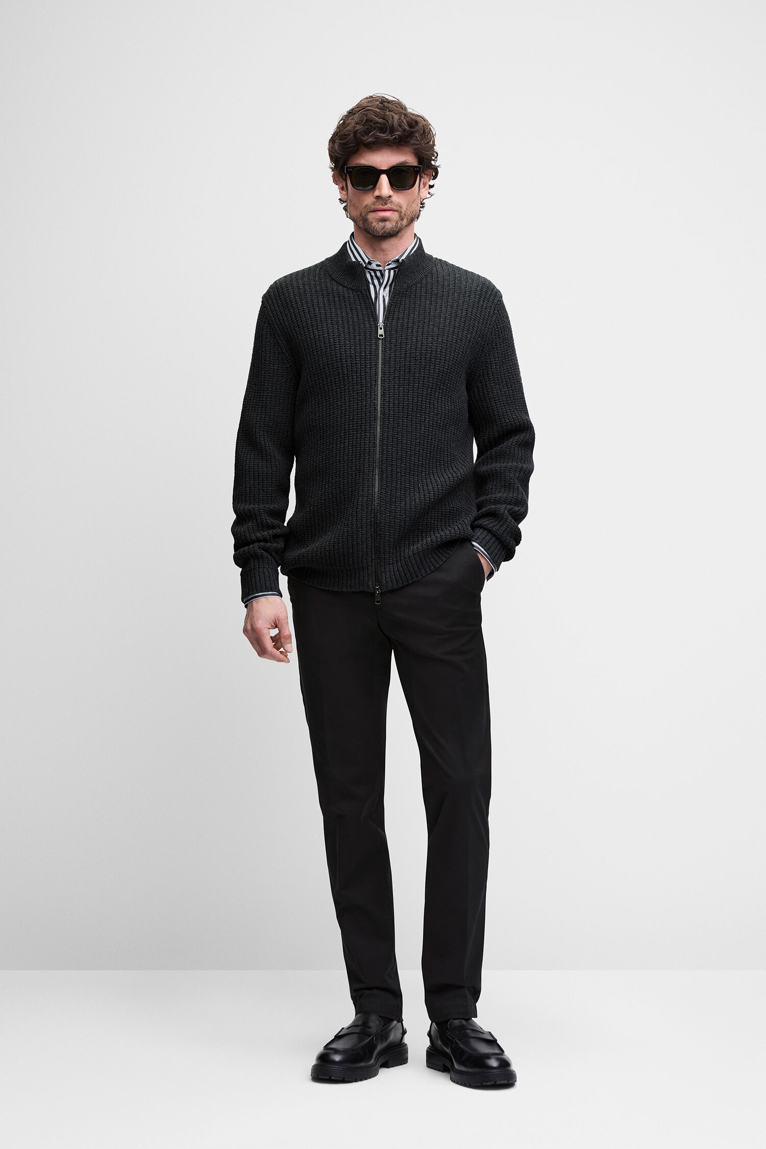 Herrenkleidung, Kunstleder Schuhe, Sakko?, Knitcardigan, Siyah pants