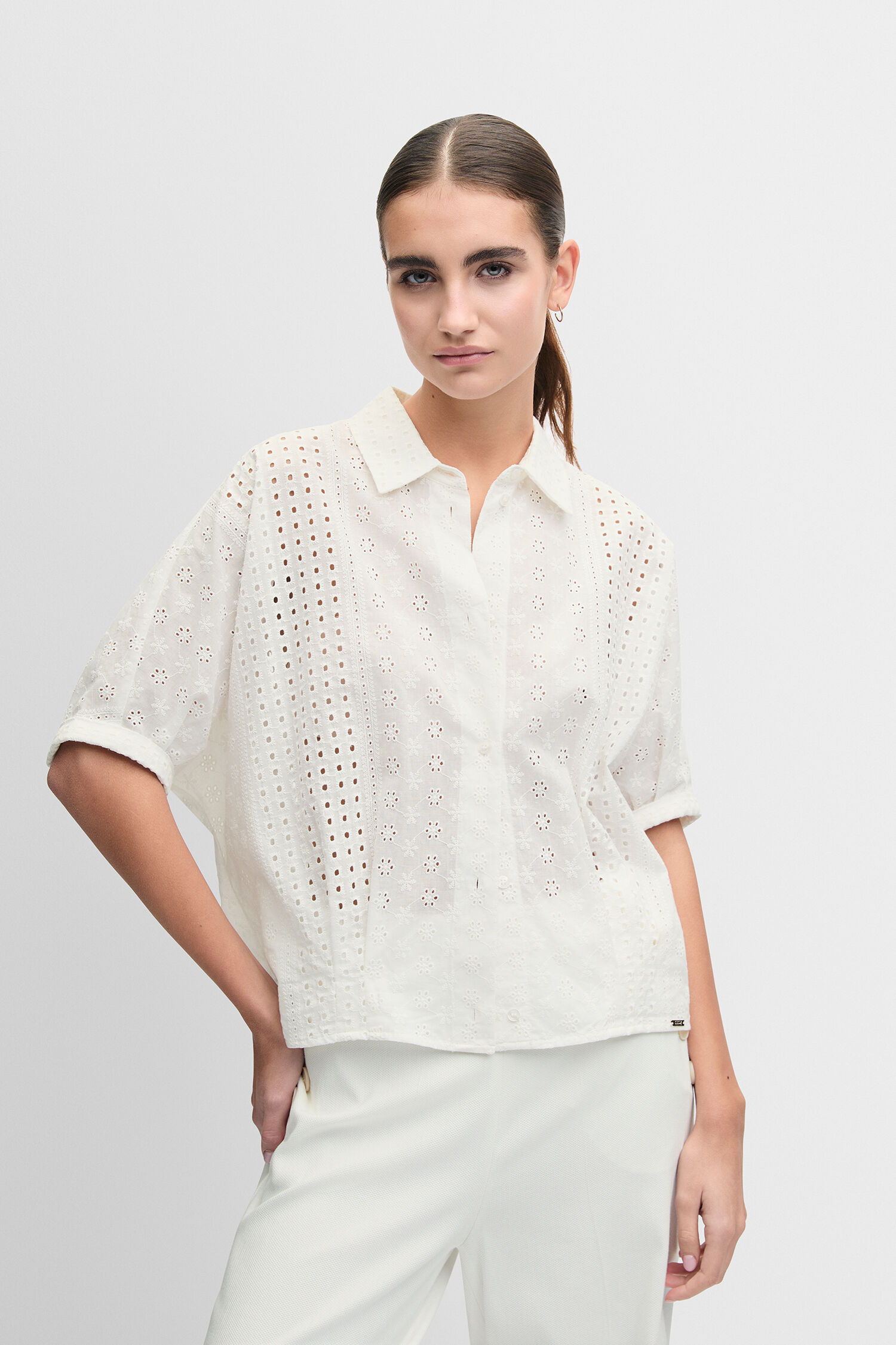 weißes Hemd, großes Lochmuster, Eyelet- Muster, weite Passform, Kurzarm