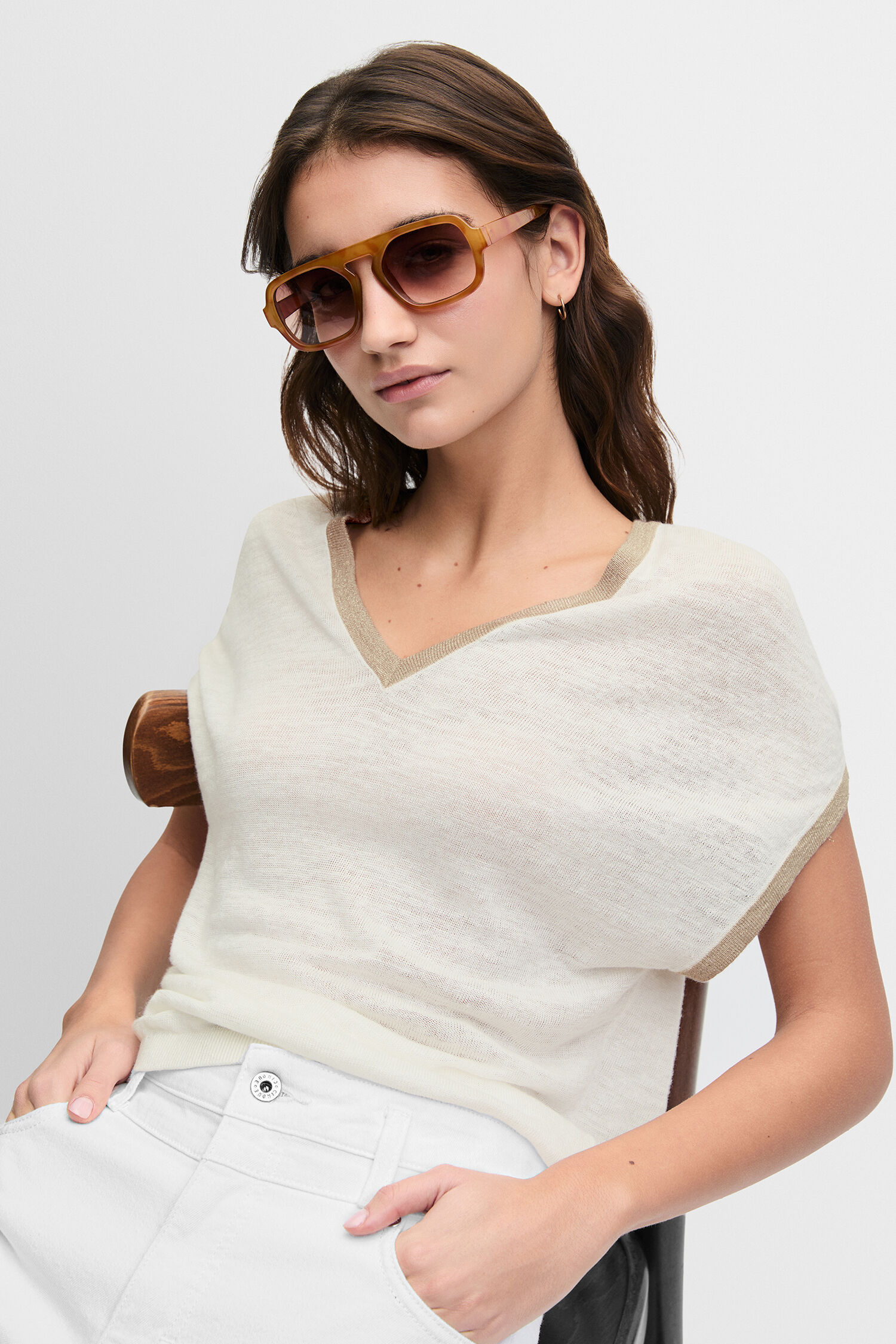Sonnenbrille, brauner Rahmen, große Brille, V-Ausschnitt Oberteil, weißes Shirt