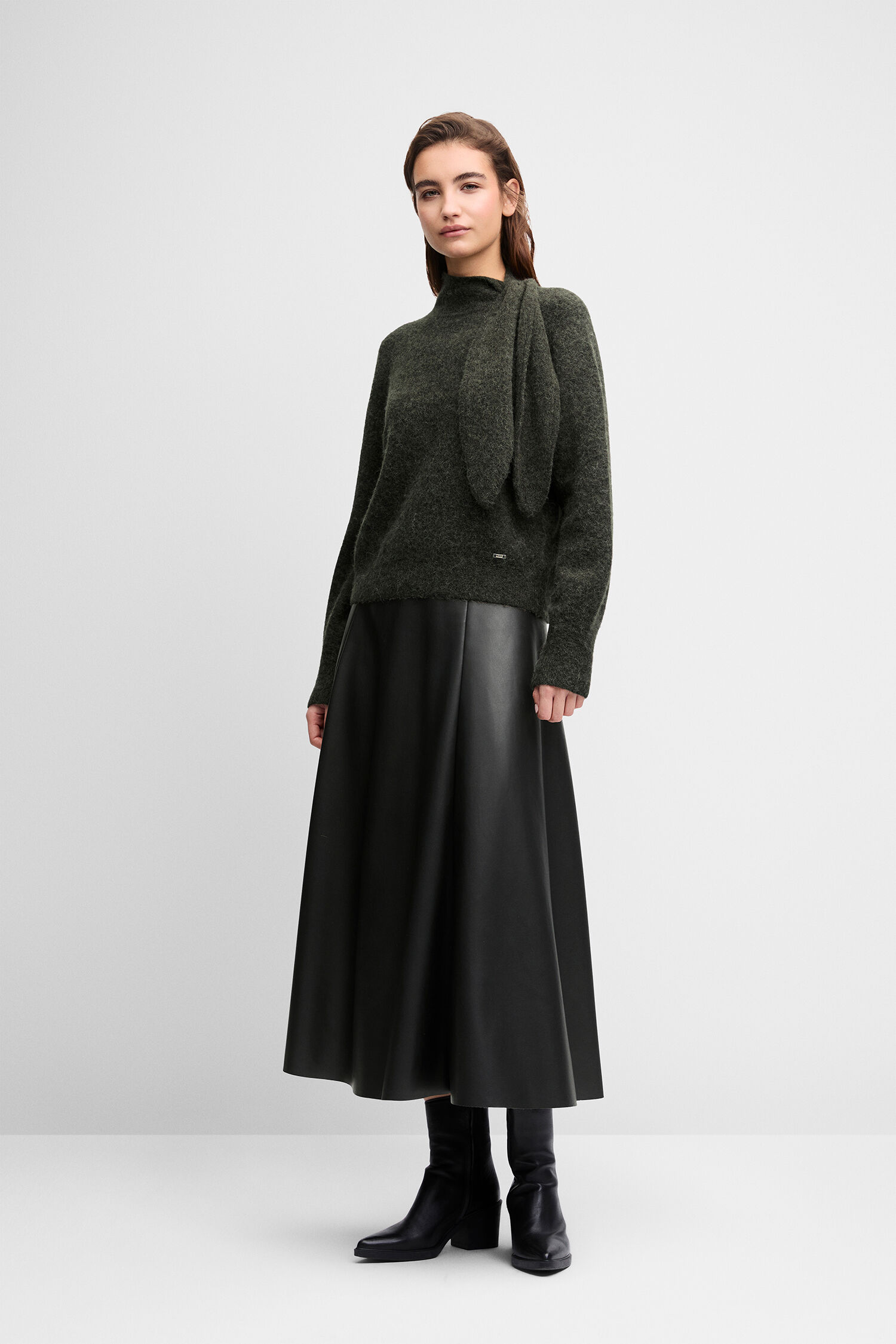 Wollpullover, Schwarzer Rock, High-Neck, Schalschal, Knöchelhoher Stil