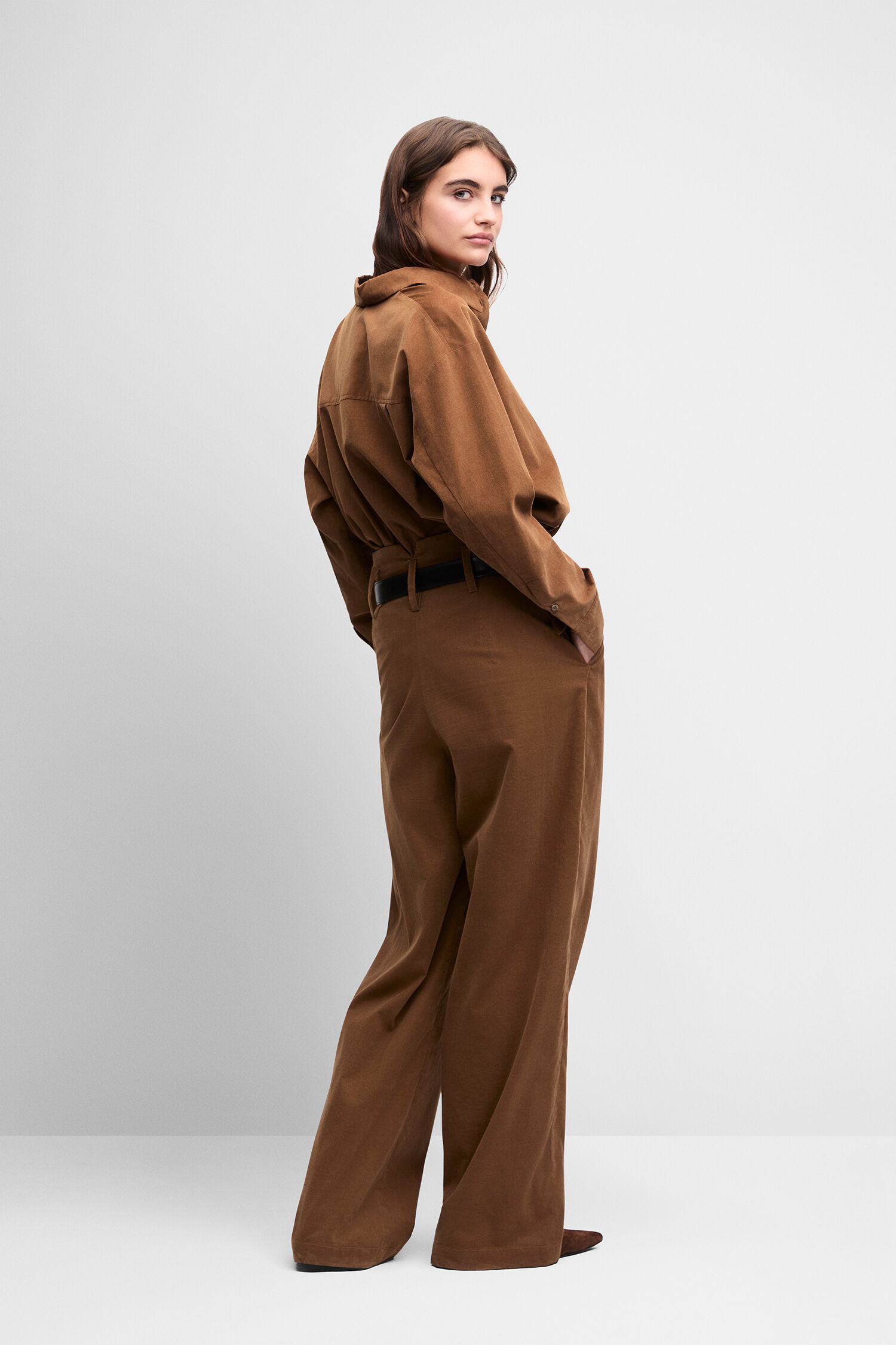 Hose, Herrenhose, Braune Hose, Weite Hose, Gürtel"]} Should be German tags about product. But I included wrong. Let's craft proper: The image shows a model wearing brown loose-fitting suit-like outfit: brown wide-leg pants and a matching shirt/jacket with
