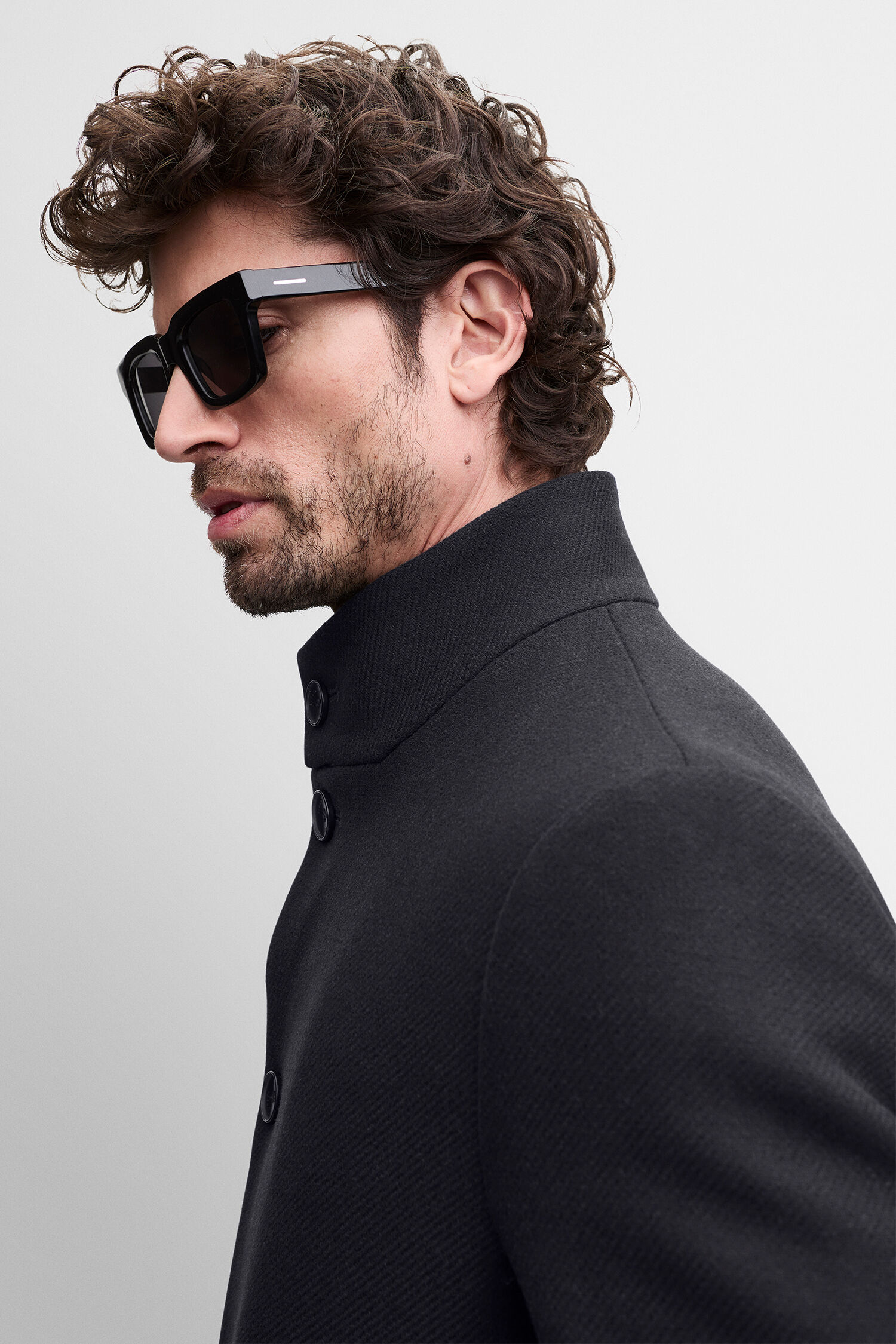 Sonnenbrille, Großrahmen, schwarzes Oberteil, Biker-Brille, Birnenschnitt?