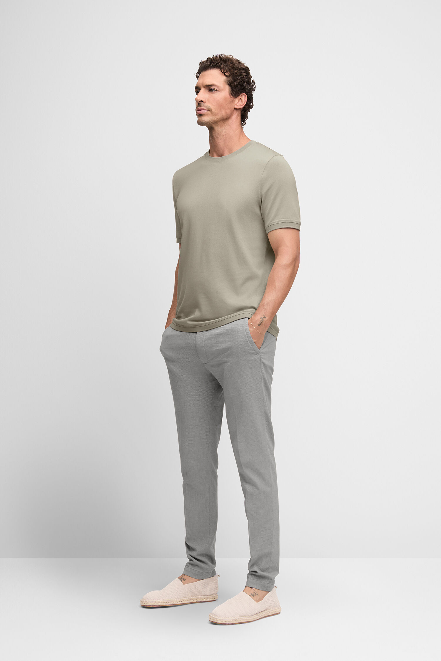 Hosen, T-shirt, Erwachsener, Mann, Person