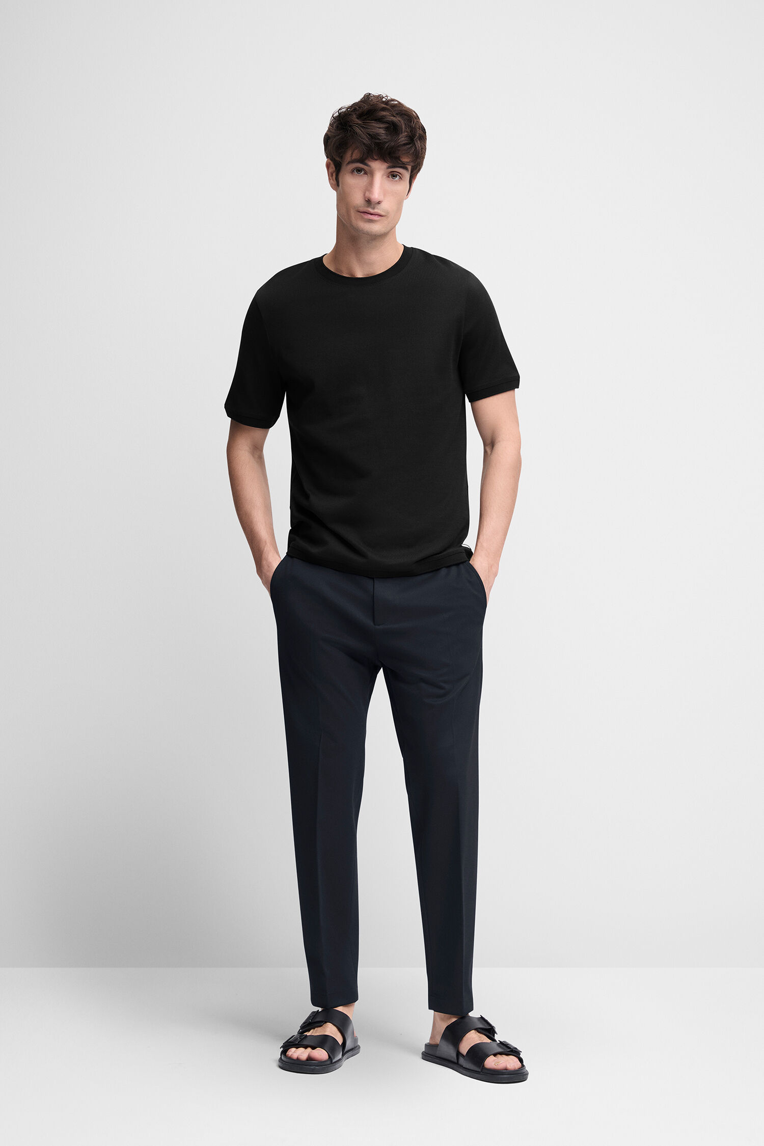 Bekleidung, Hosen, T-shirt, Person, Sandale