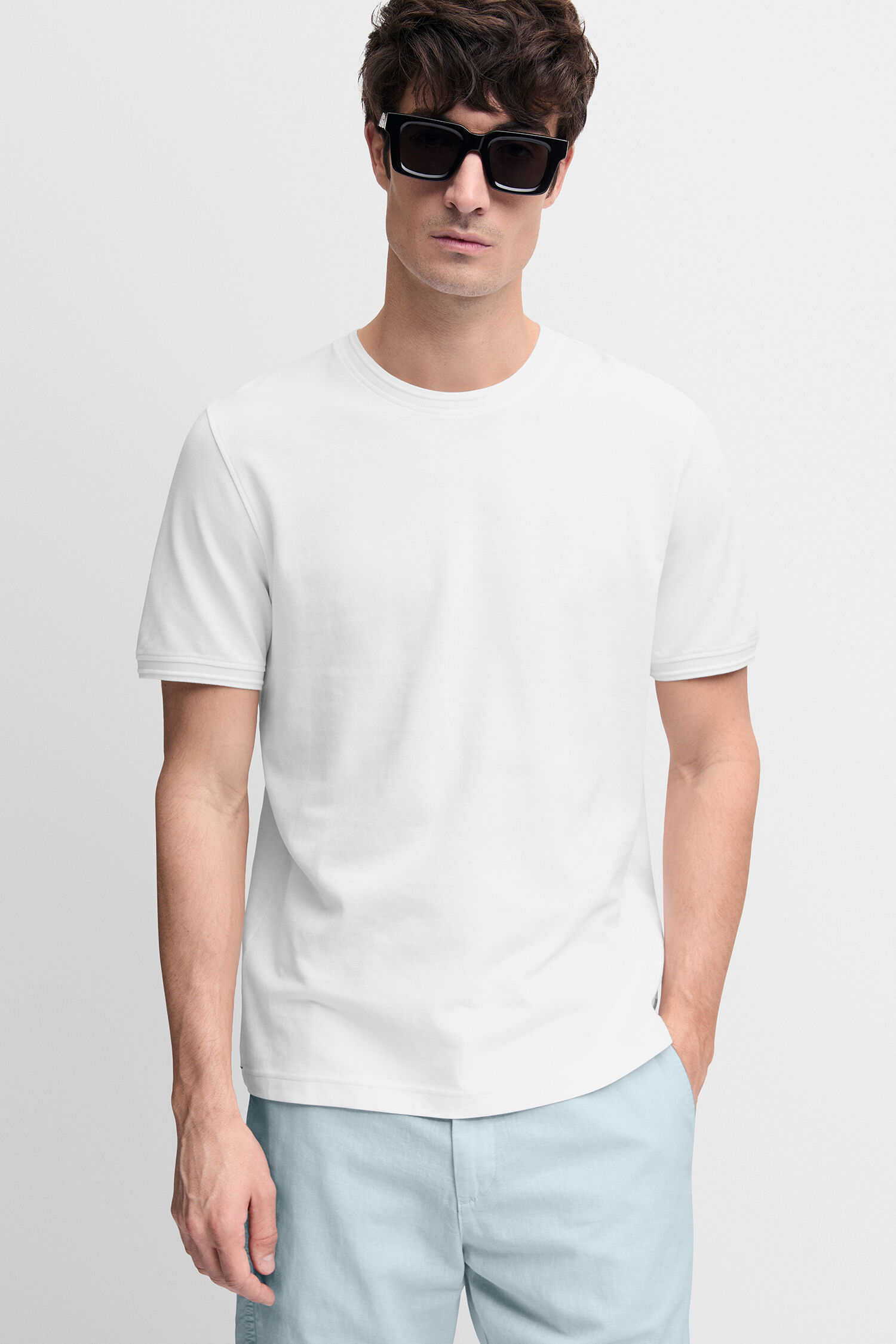 Bekleidung, T-shirt, Sonnenbrille, Person, Gesicht