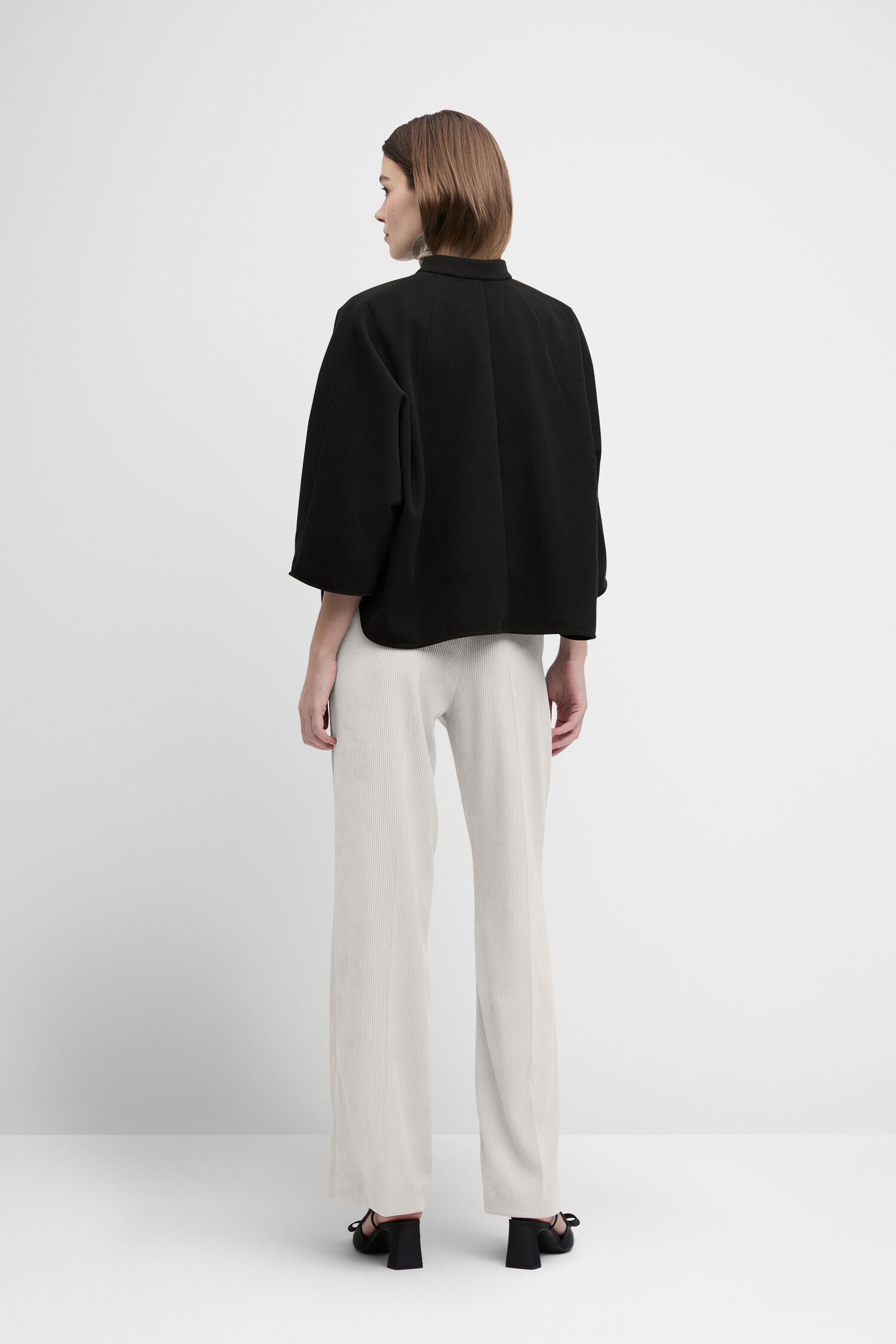 Mantel, Umhang, Hosen, Anzug, Person