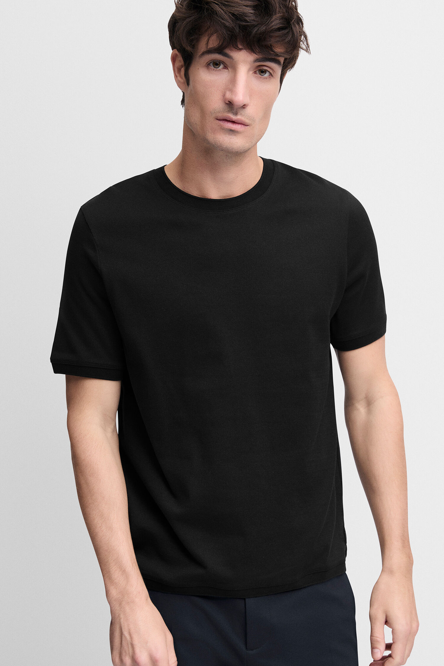 Bekleidung, T-shirt, Person, Ärmel, Gesicht