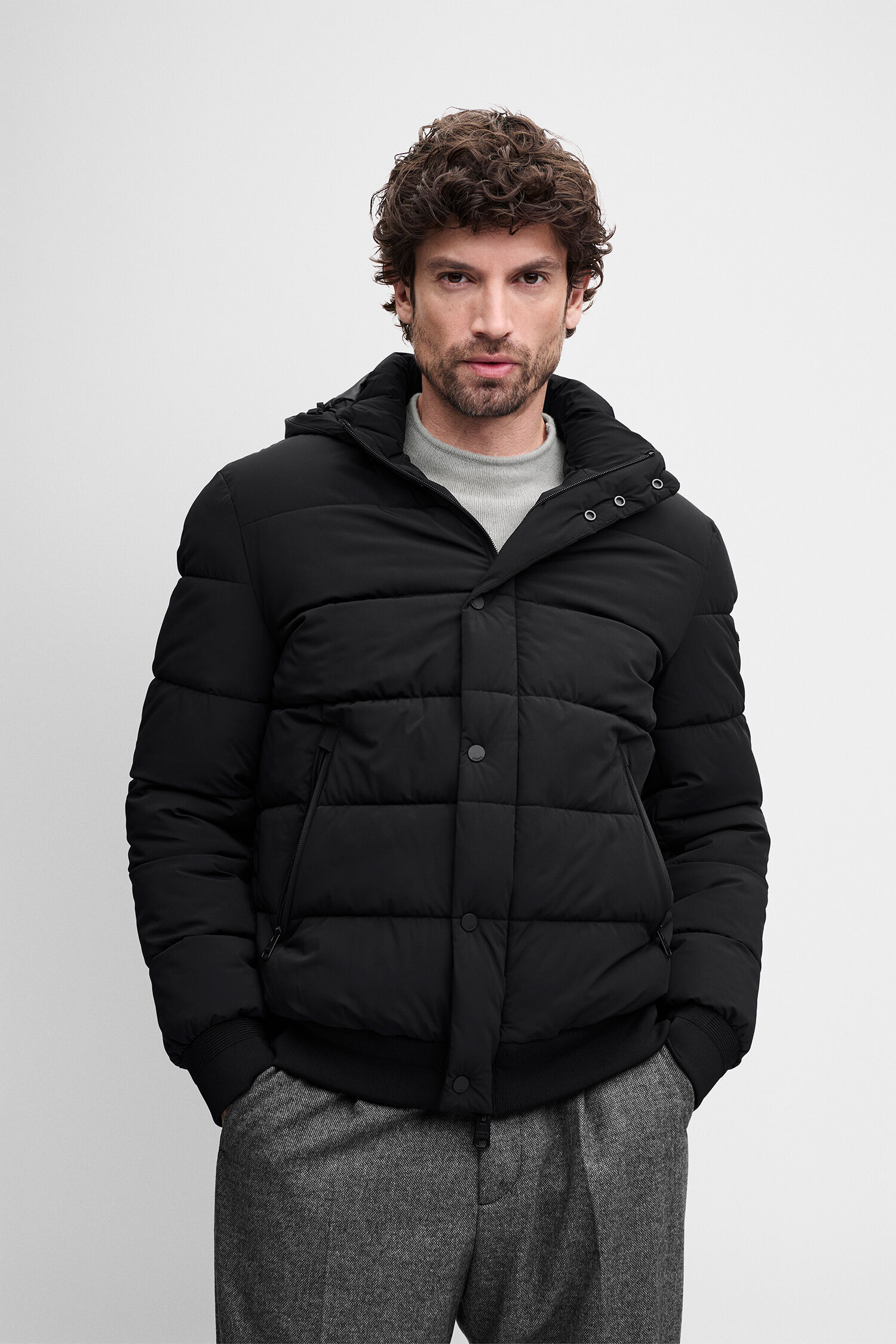 puffer jacke, schwarz, reissverschluss, graue hose, kapuze? neutered