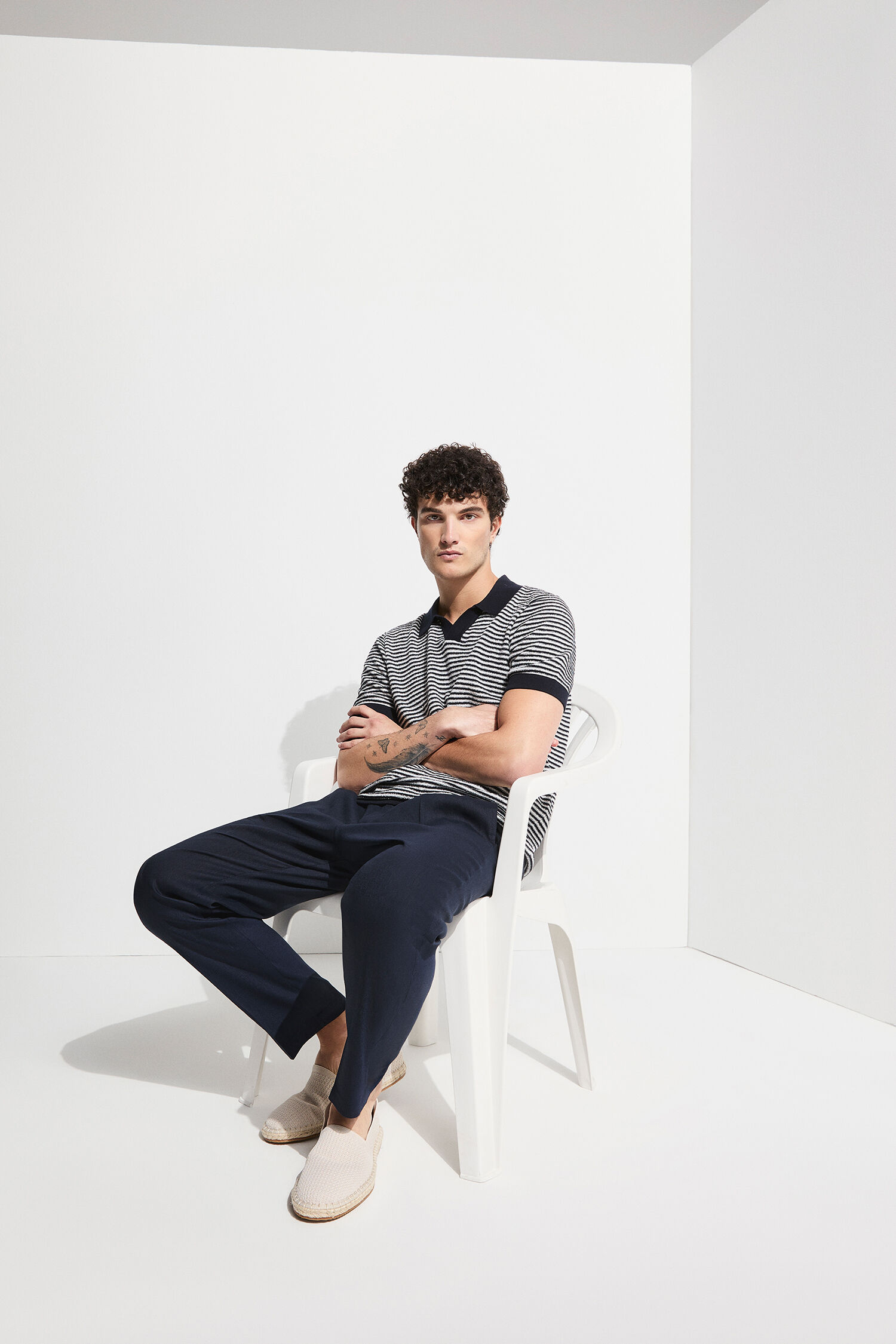 Polo-Shirt,  gestreift,  kurze Ärmel,  dunkelblaue Hose,  Slipper, Polohemd, gestreiftes Muster, navy Hose, Slipper, casual outfit