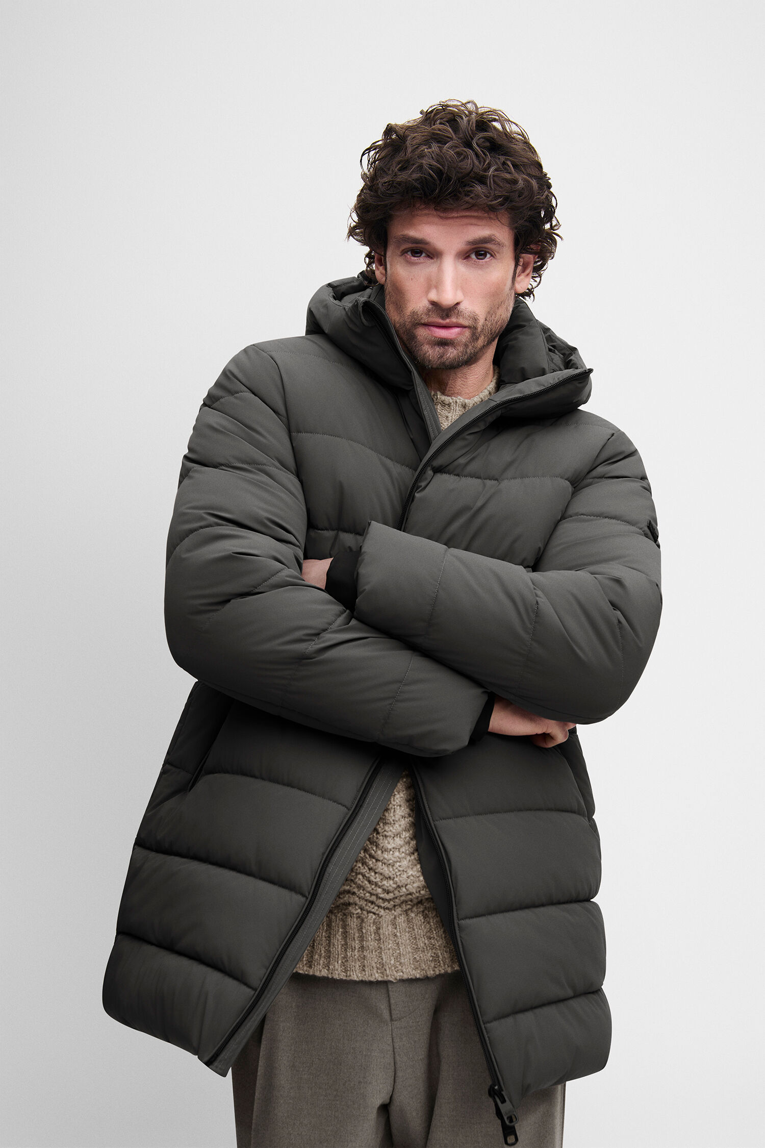 dunkelgraue Jacke, Daunenjacke, Steppjacke, Kapuze, tragbare Winterjacke