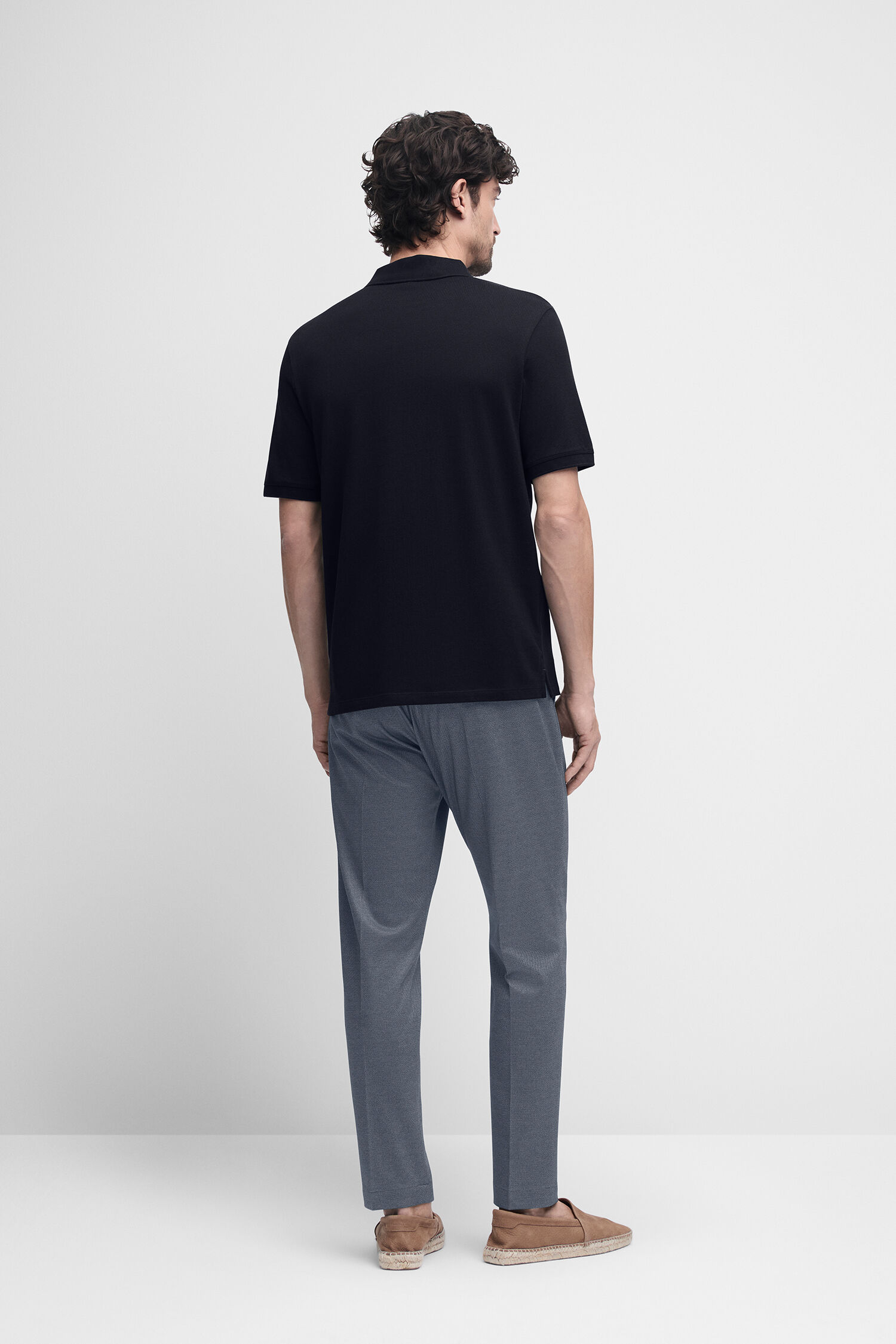 T-shirt, Hosen, Person, Stehend, Mann