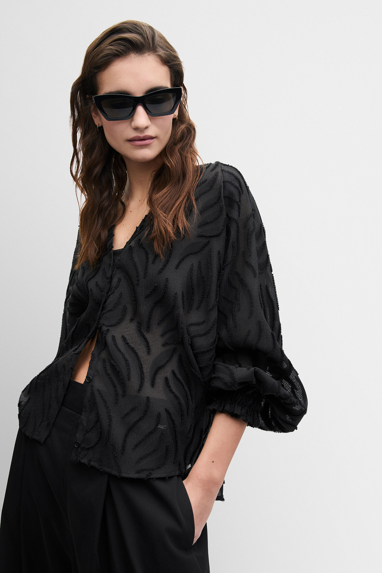 schwarzes top, durchscheinende Bluse, texturiertes Muster, Puffärmel, Sommermodell
