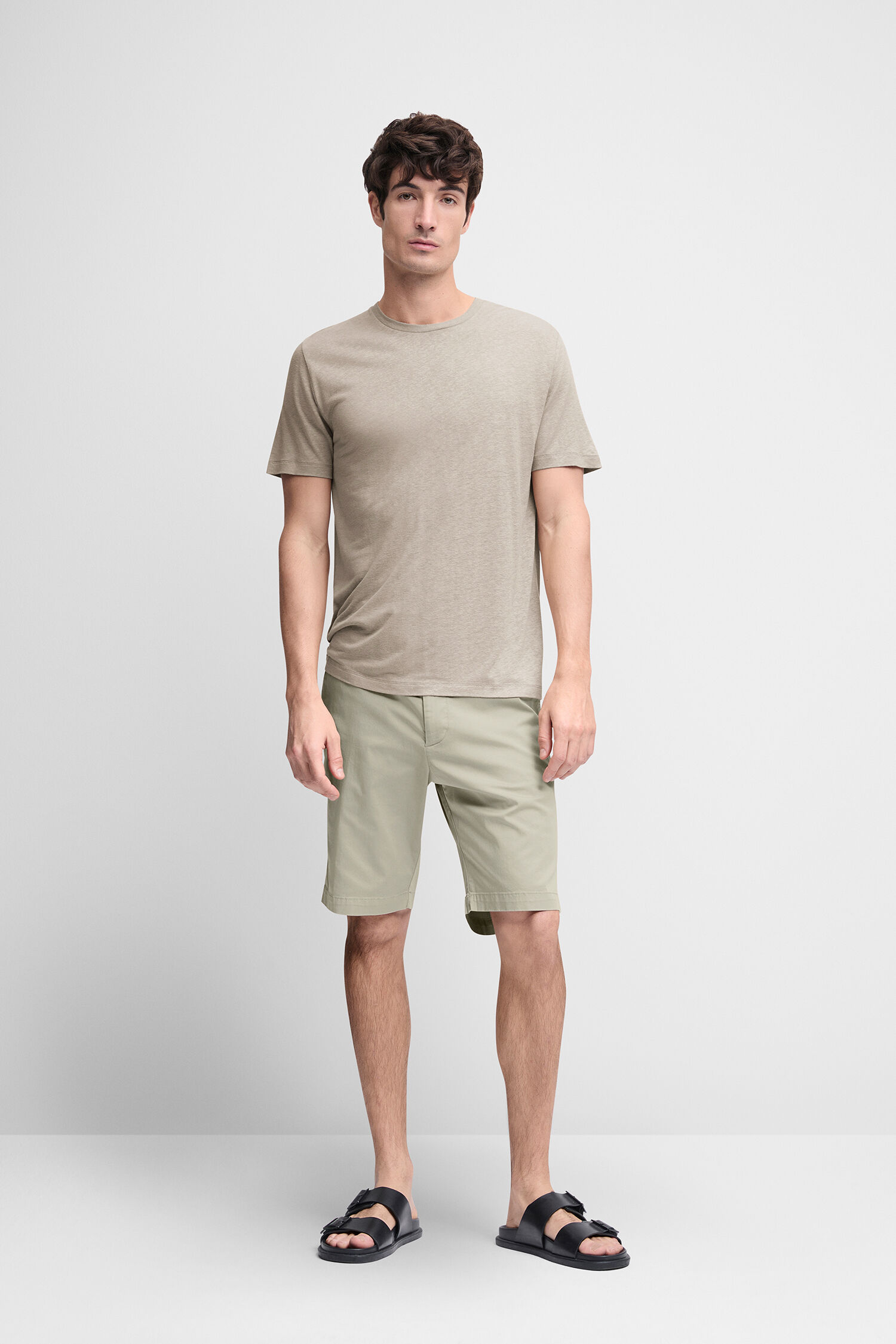 Kurze Hose, T-shirt, Sandale, Person, Khaki