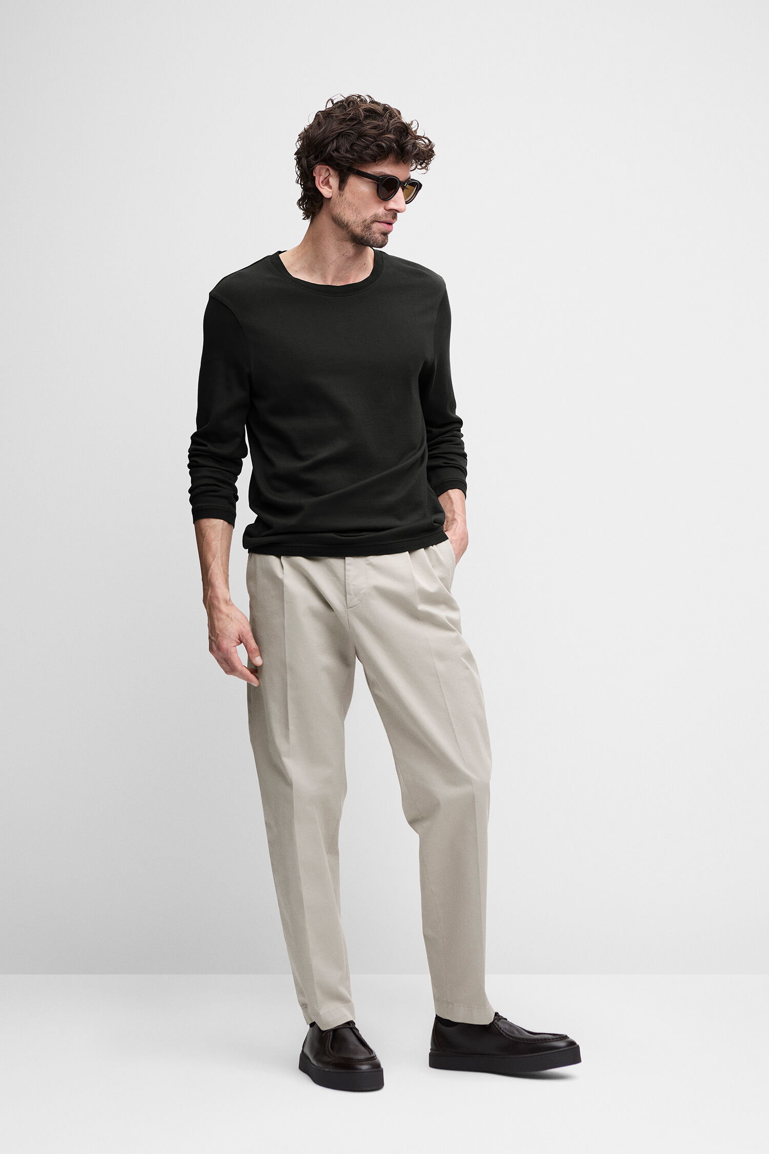 langerm, schwarzer-pullover, beige-hose, slim-fit, leder-schuhe
